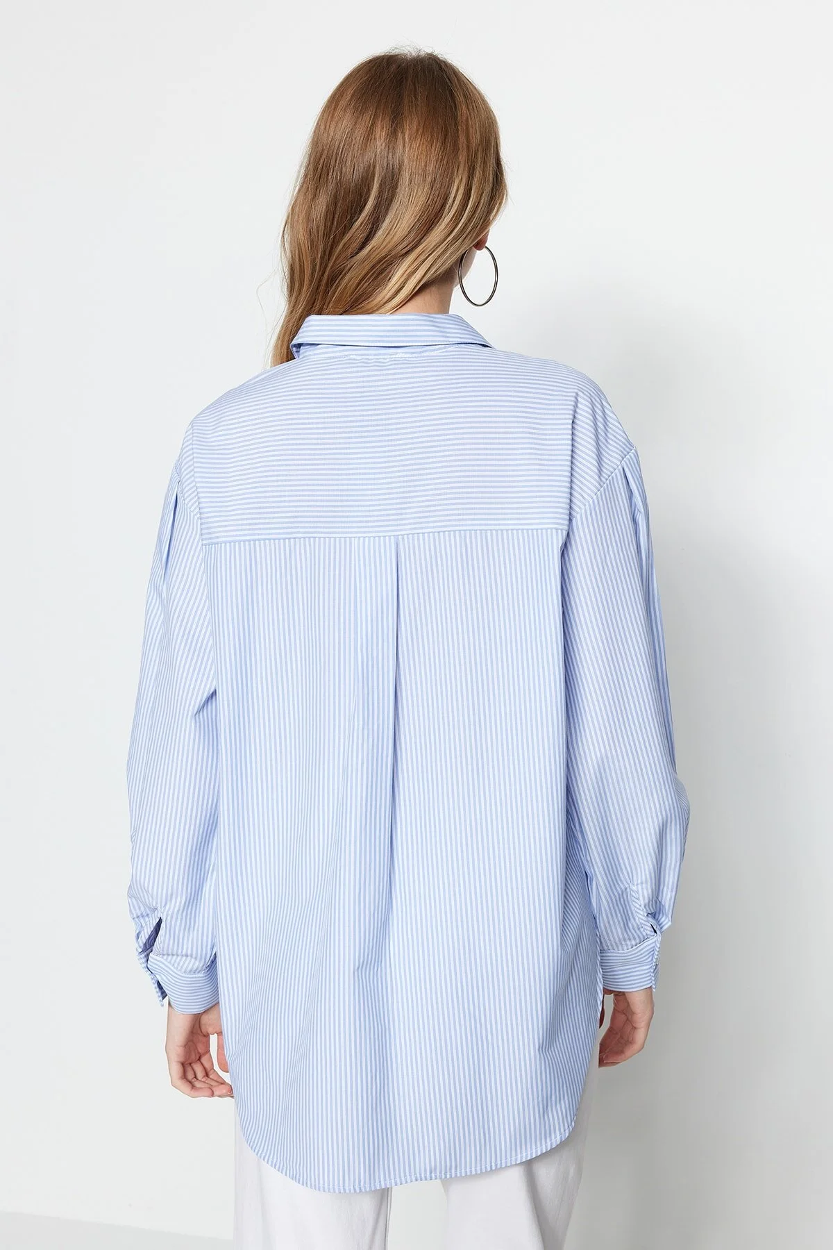 Trendyol Collection  Blau gestreiftes, gewebtes Oversize-/Wide-Fit-Hemd TWOSS23GO00144