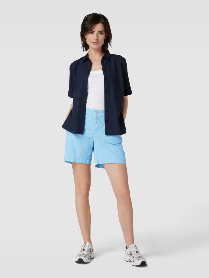 Bermudas mit Eingrifftasche in ozean blau