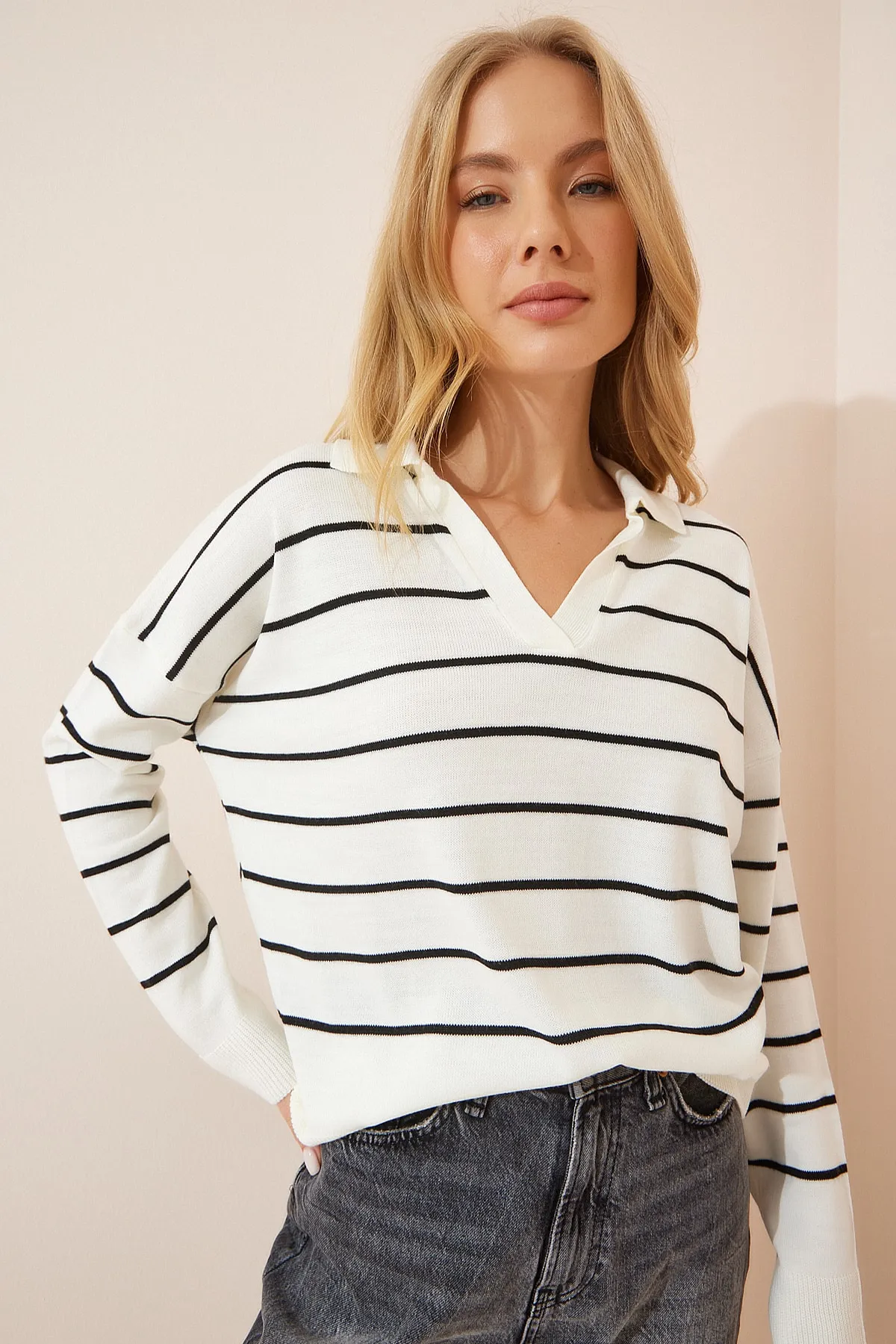 Happiness İstanbul  Schwarzer, ecrufarbener, gestreifter Damen-Strickpullover mit Polokragen, Saison-Strick BV00012