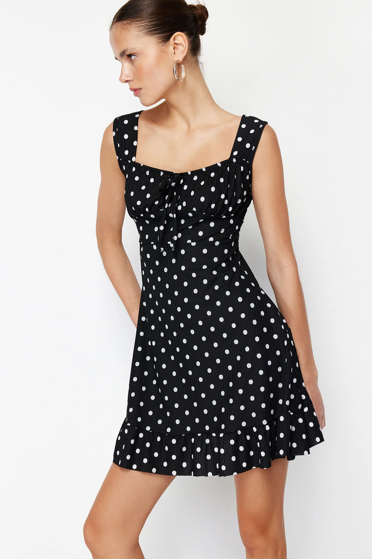 Trendyol Collection  Schwarz*001 Mini-Strick-Minikleid mit quadratischem Ausschnitt und Volants in A-Linie TWOSS23EL00348