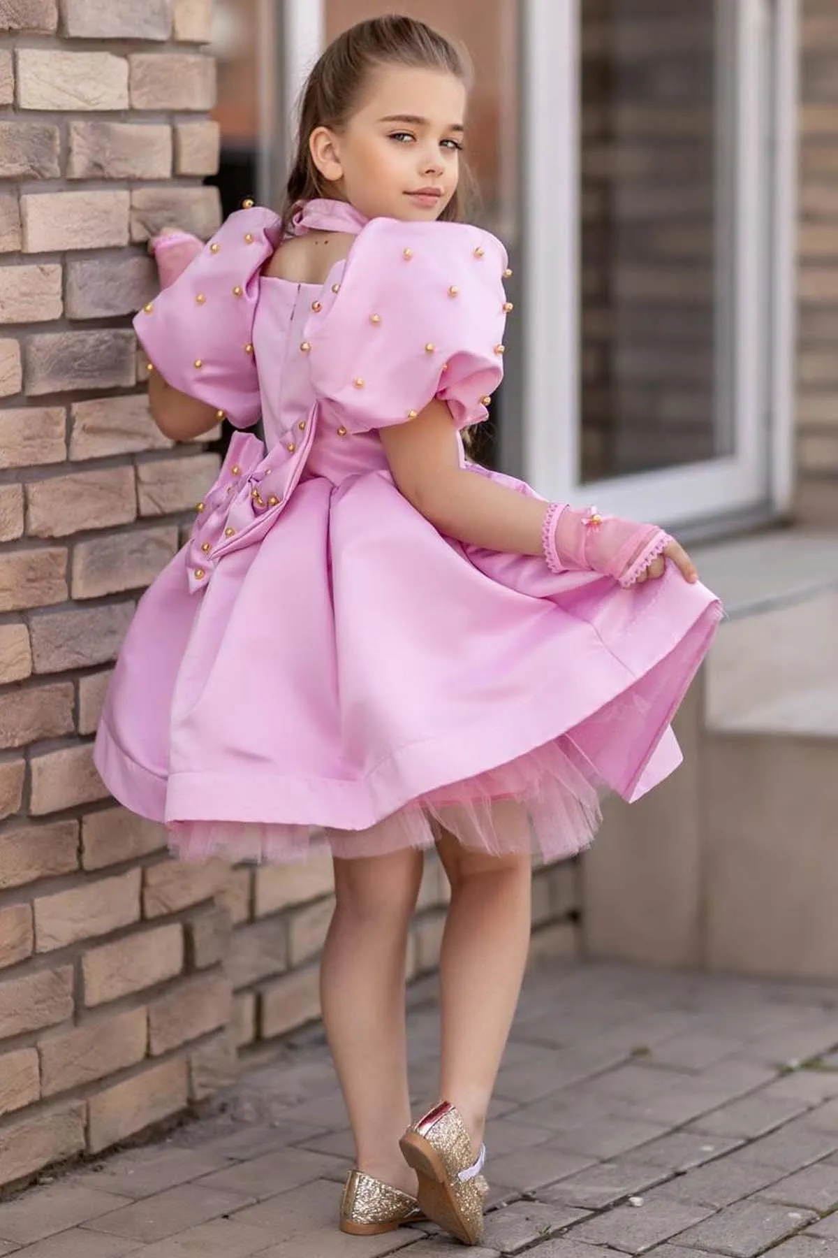 Riccotarz  Mädchen-Abendkleid mit Wassermelonenärmeln, Perlenperlen und transparenten Handschuhen, detailliertes rosafarbenes Abendkleid mit Tüll innen