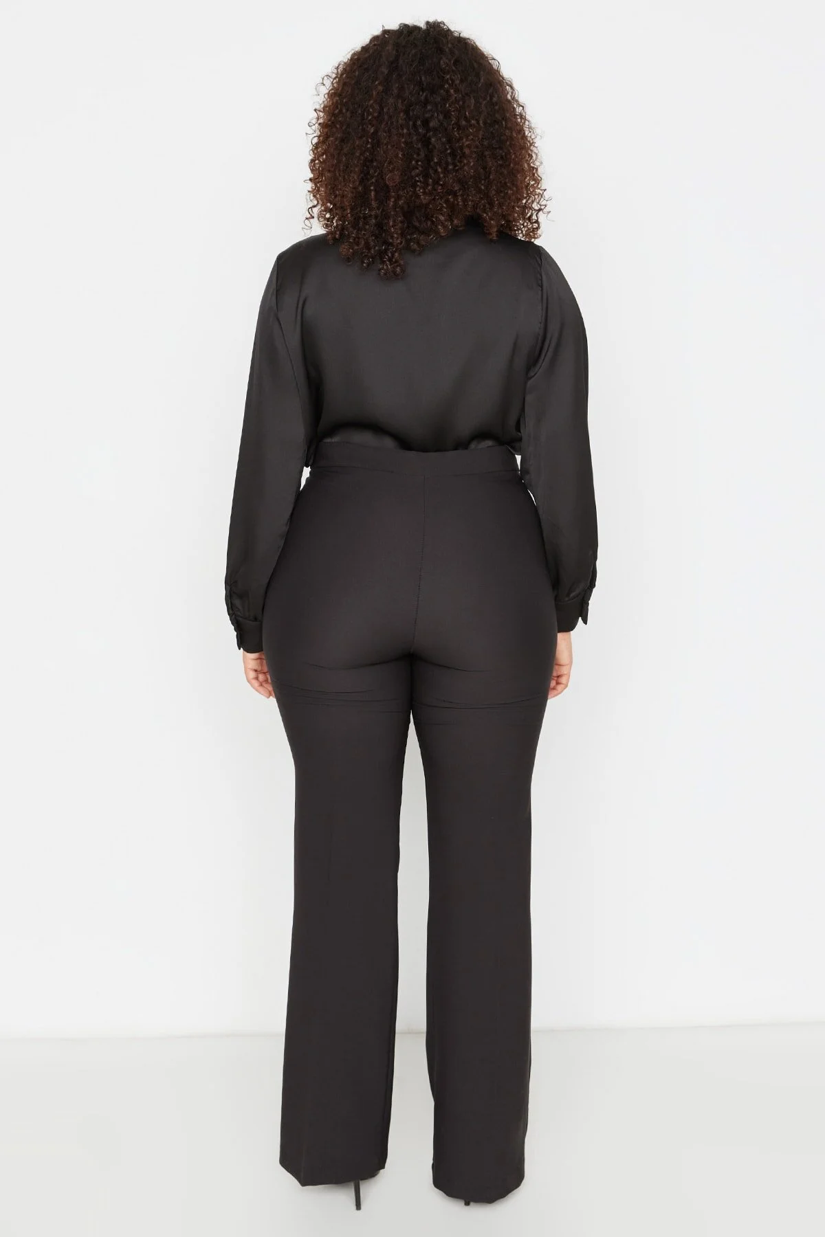 Trendyol Curve  Schwarze Erholungshose mit spanischem Bein, gewebt TBBAW23AR00057