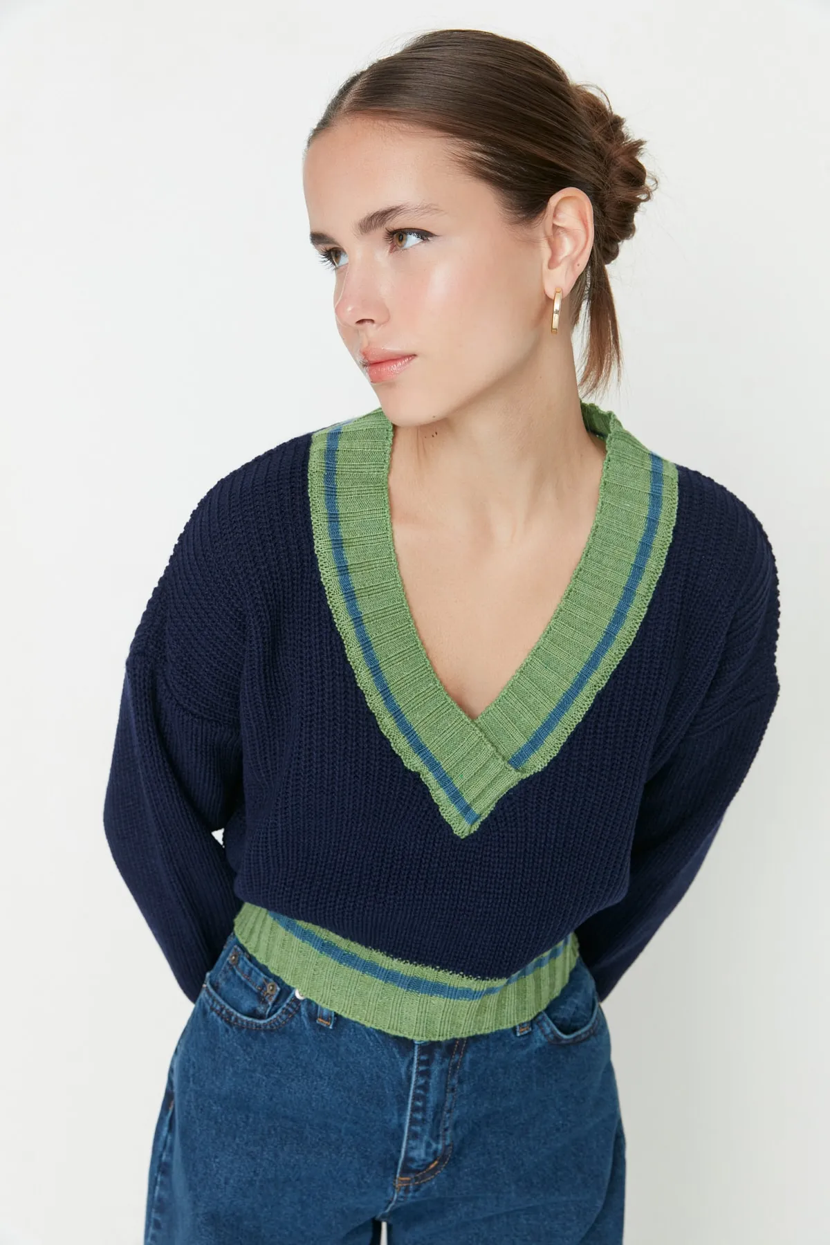 Trendyol Collection  Marineblauer kurzer Strickpullover mit V-Ausschnitt TWOAW22KZ1492
