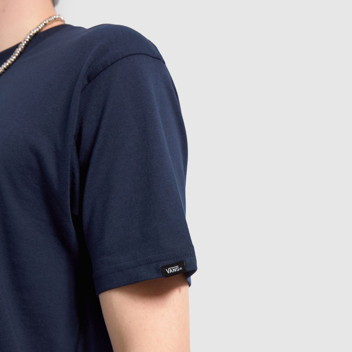 Vans – Marinblå t-shirt med logotyp på vänster bröst
