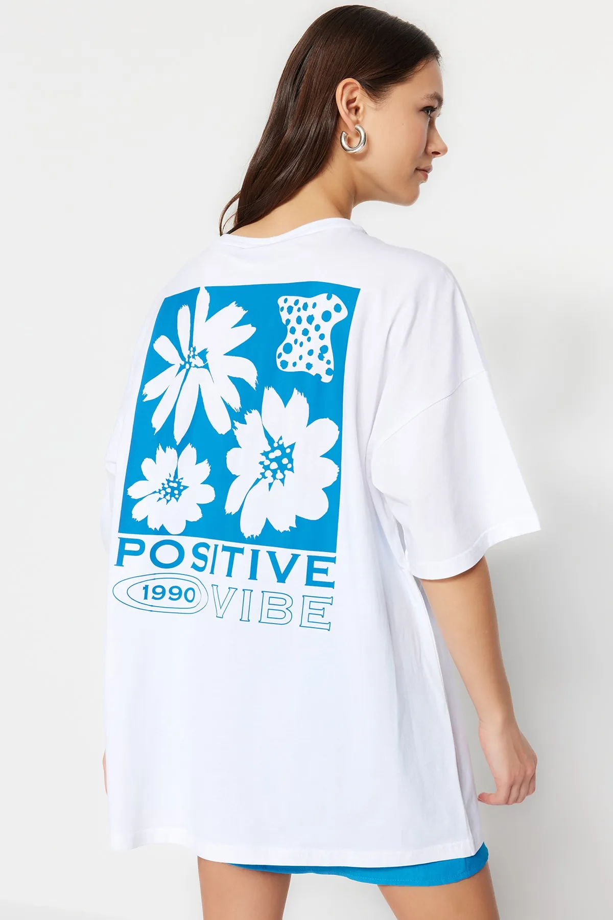 Trendyol Collection  Weißes Strick-T-Shirt mit Rundhalsausschnitt aus 100 % Baumwolle mit Aufdruck auf der Rückseite und weiter Passform TWOSS23TS00321