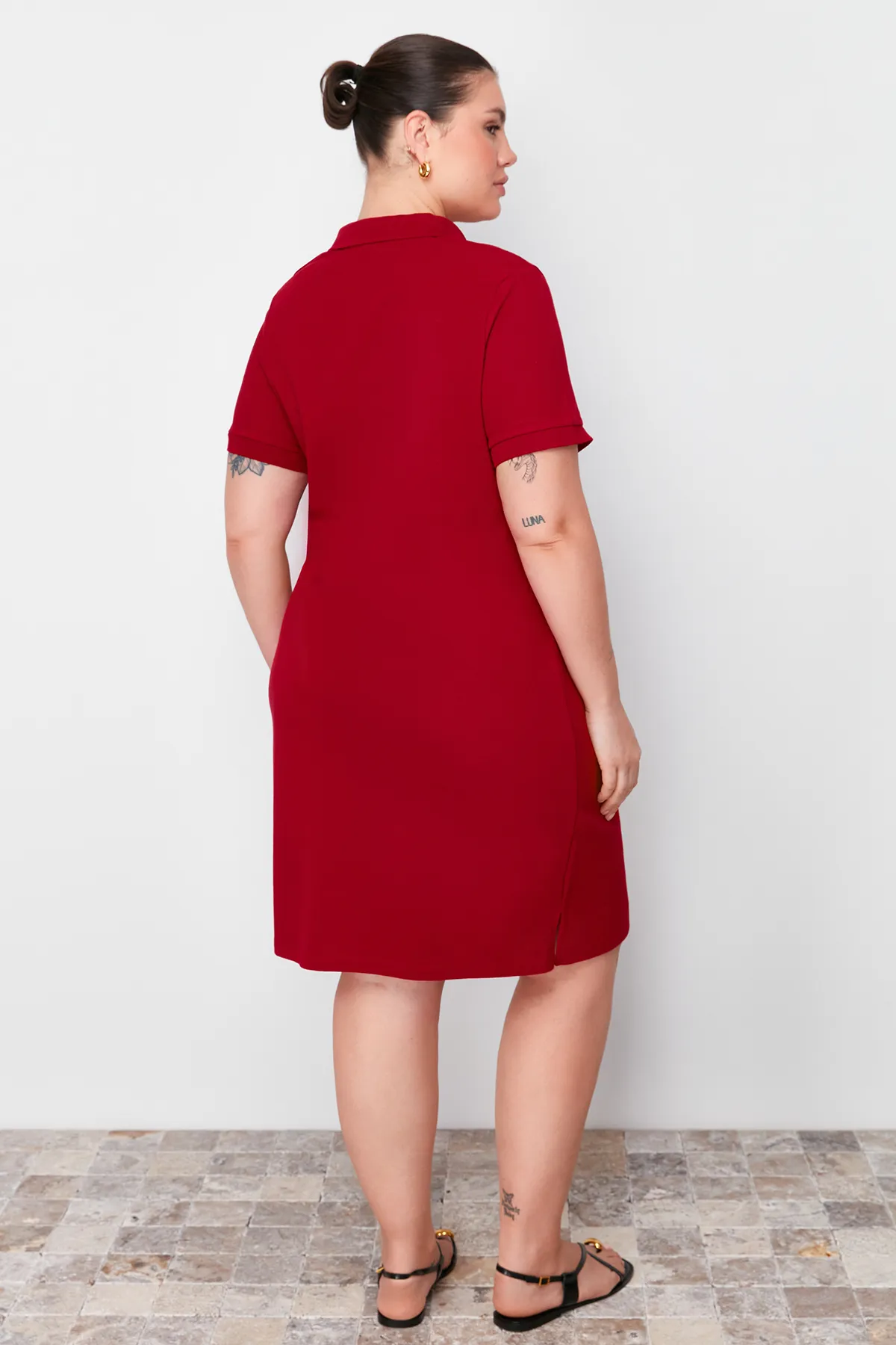 Trendyol Curve  Weinrotes Mini-Strickkleid mit Polokragen TBBSS24AH00164