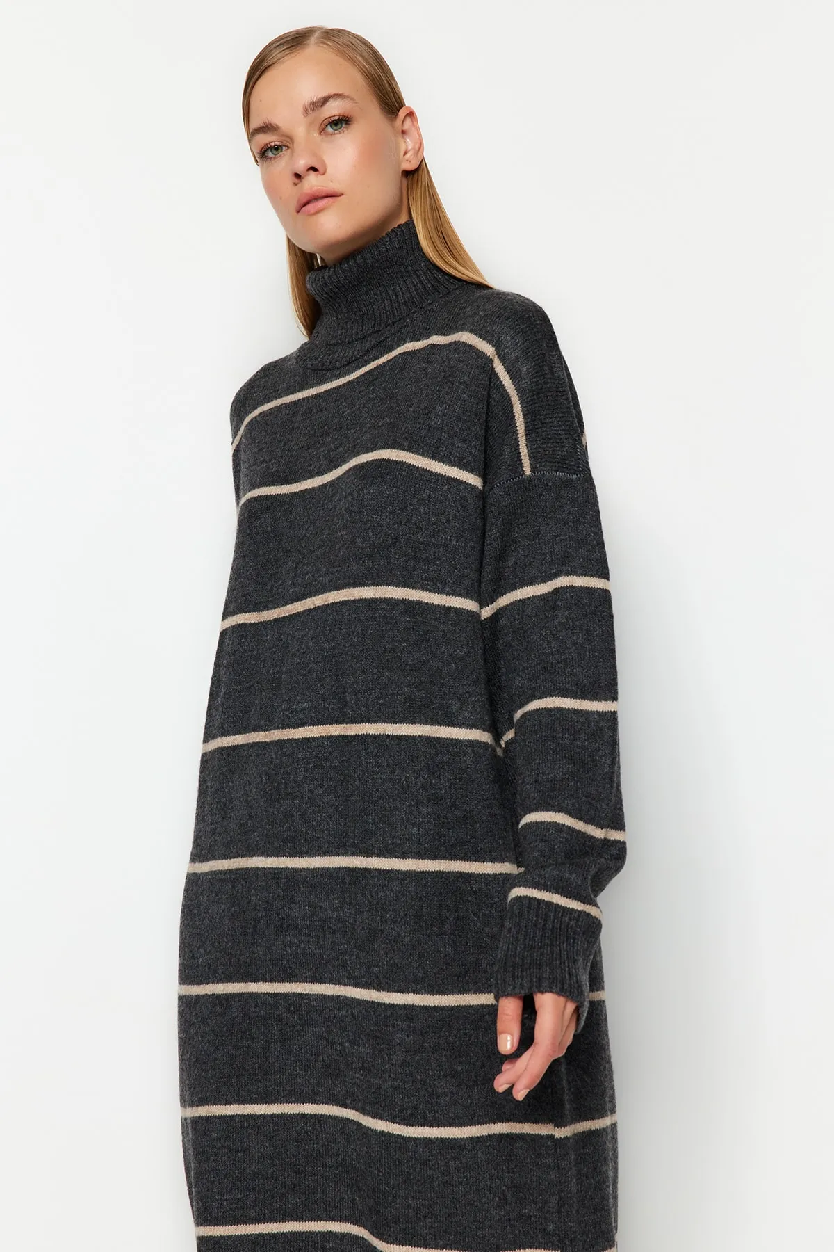 Trendyol Collection  Anthrazitfarbenes, weit geschnittenes Maxi-Strickkleid mit Rollkragen TWOAW24EL00056