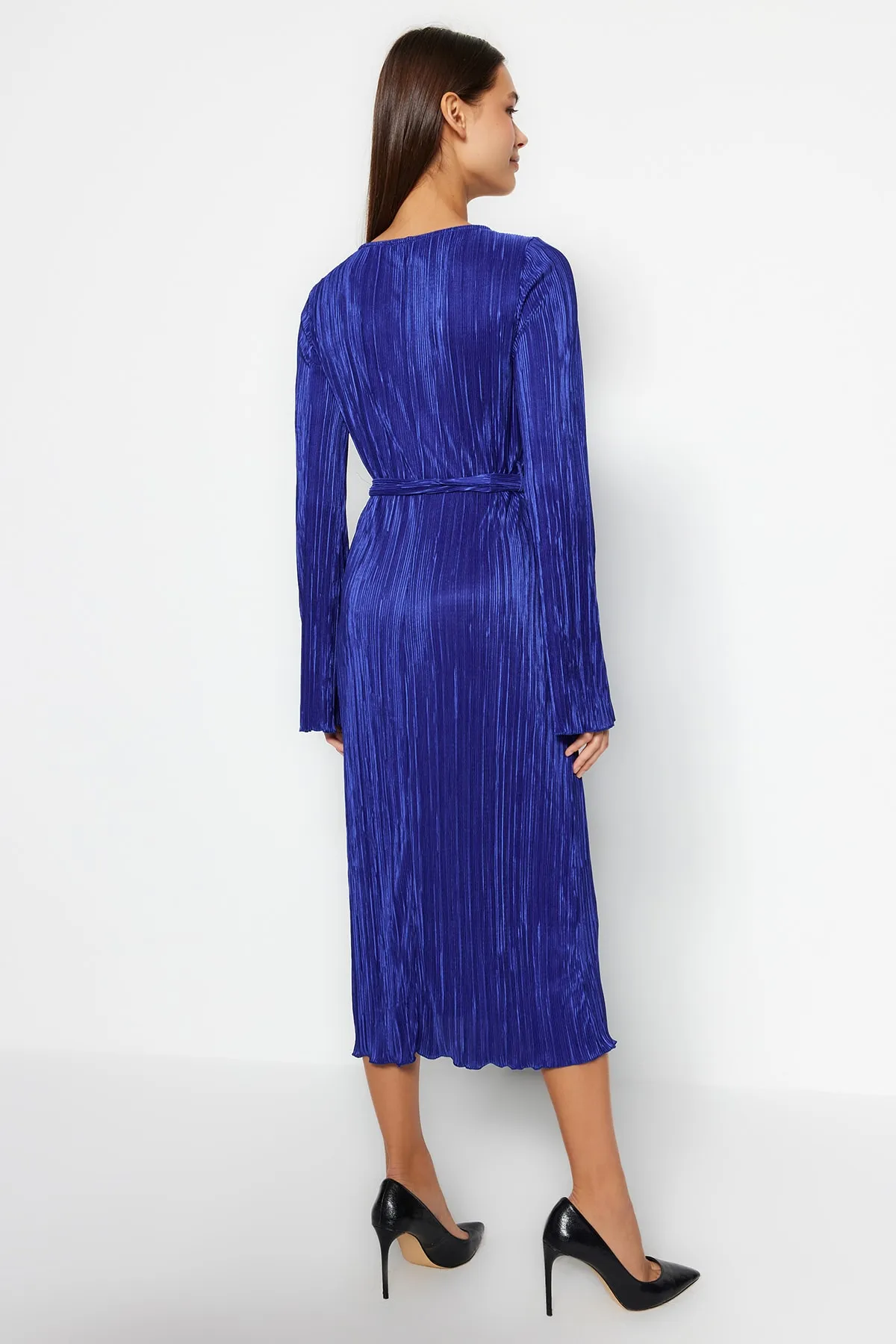 Trendyol Collection  Marineblaues Midi-Strickkleid in A-Linie mit ausgestellten Ärmeln aus Premium-Plisseestoff mit detailliertem Ausschnitt TWOAW24EL00125