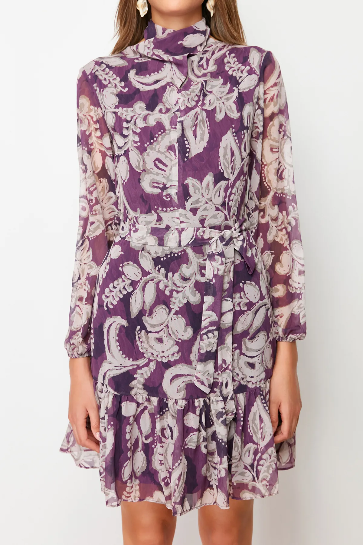 Trendyol Collection  Pflaumenfarbenes, gewebtes Kleid aus Chiffon mit Gürtel, Volants, Stehkragen und Futter TWOAW24EL00261