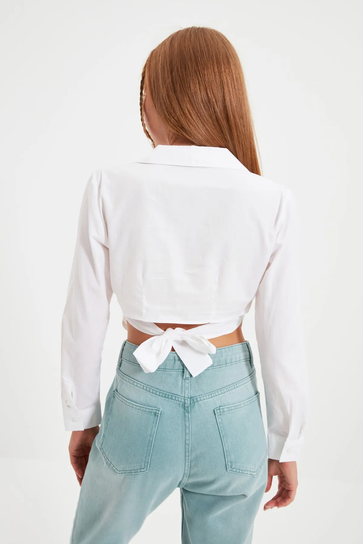 Trendyol Collection  Kurzes Hemd aus ecrufarbener Baumwolle – Detail auf der Rückseite, taillierter Schnitt, gewebt TWOSS21GO0167