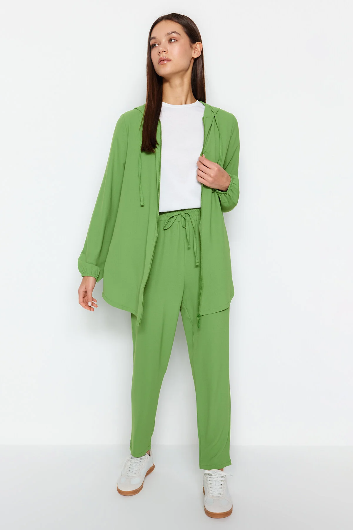 Trendyol Modest  Grünes Set aus Cardigan und Hose mit Kapuze und gewebtem Unterteil und Oberteil TCTSS22US0026