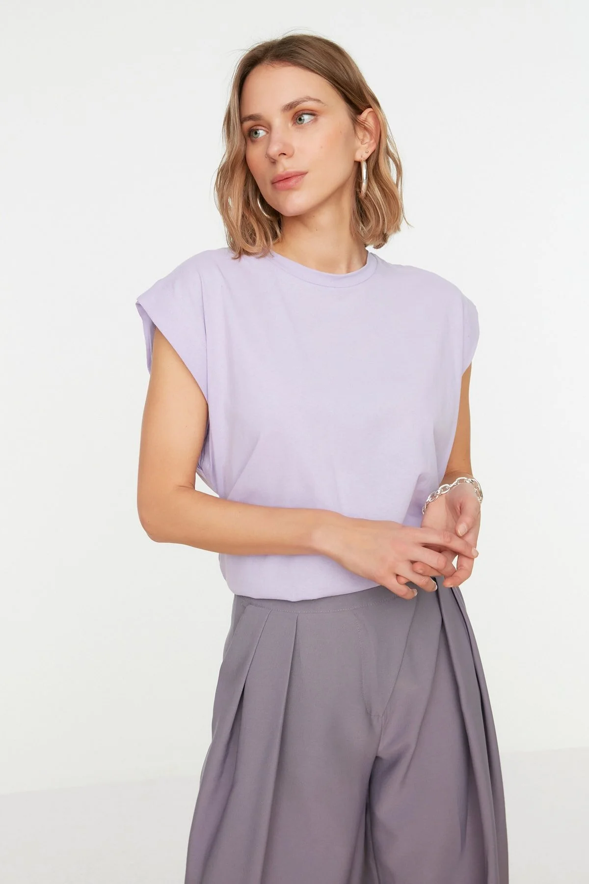 Trendyol Collection  Lilafarbenes Basic-Strick-T-Shirt mit Rundhalsausschnitt aus 100 % Baumwollwatte TWOSS20TS0021