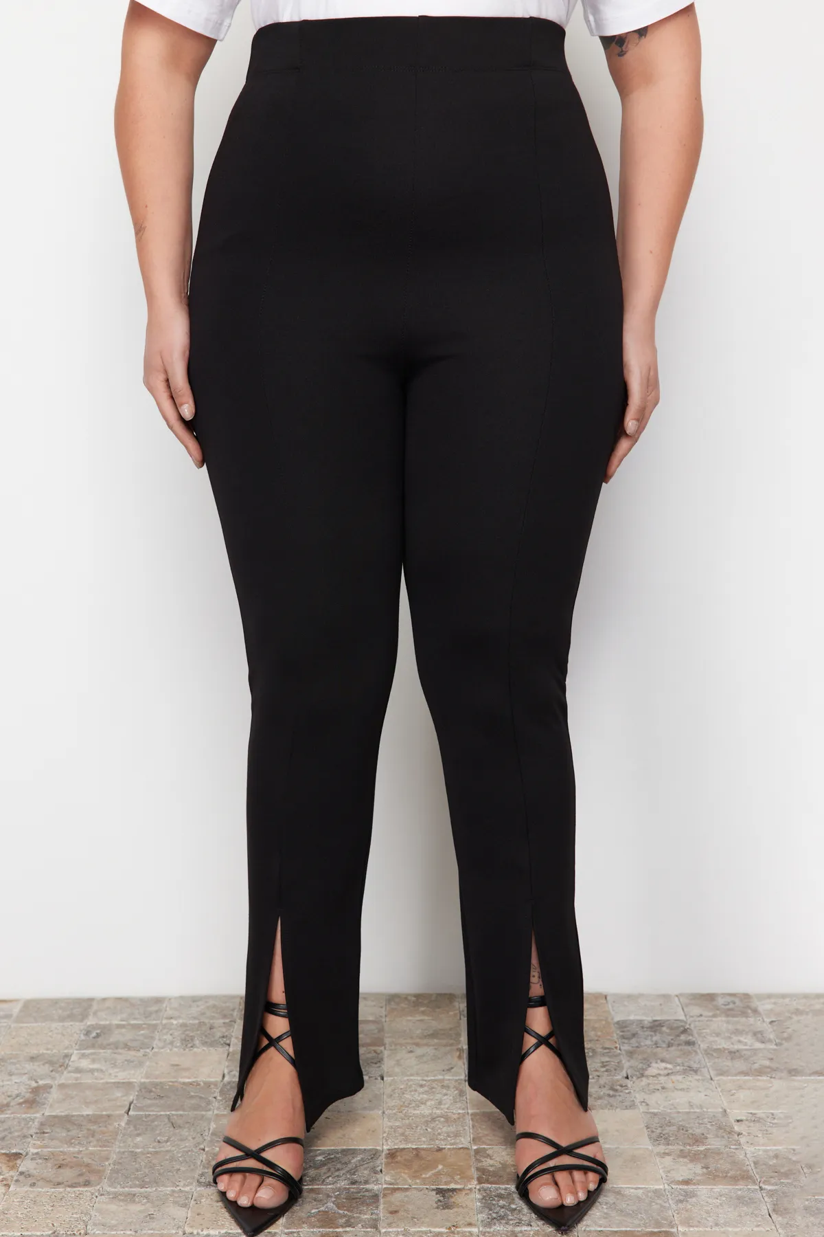 Trendyol Curve  Schwarze Strickhose mit Schlitz und hoher Taille TBBSS22PL00014
