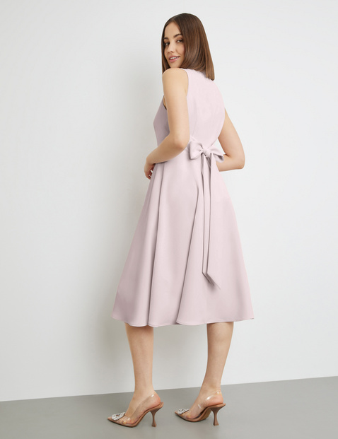 Ärmelloses Kleid mit Bindebändern in der Taille