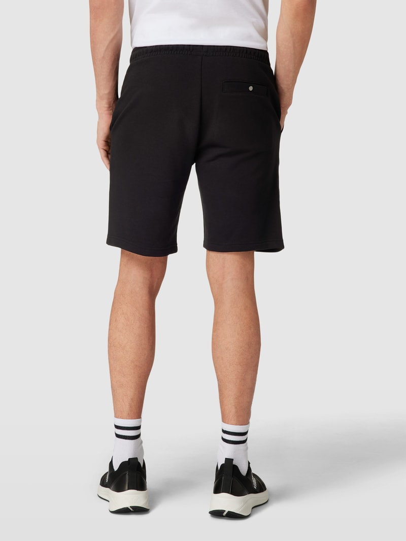 Shorts mit seitlichen Eingrifftaschen in schwarz