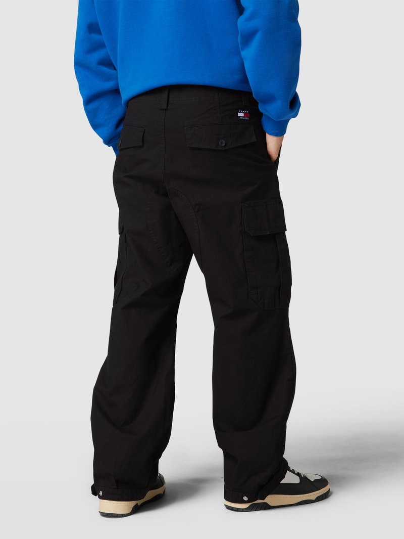 Cargohose mit Gesäßtaschen Modell 'AIDEN' in schwarz