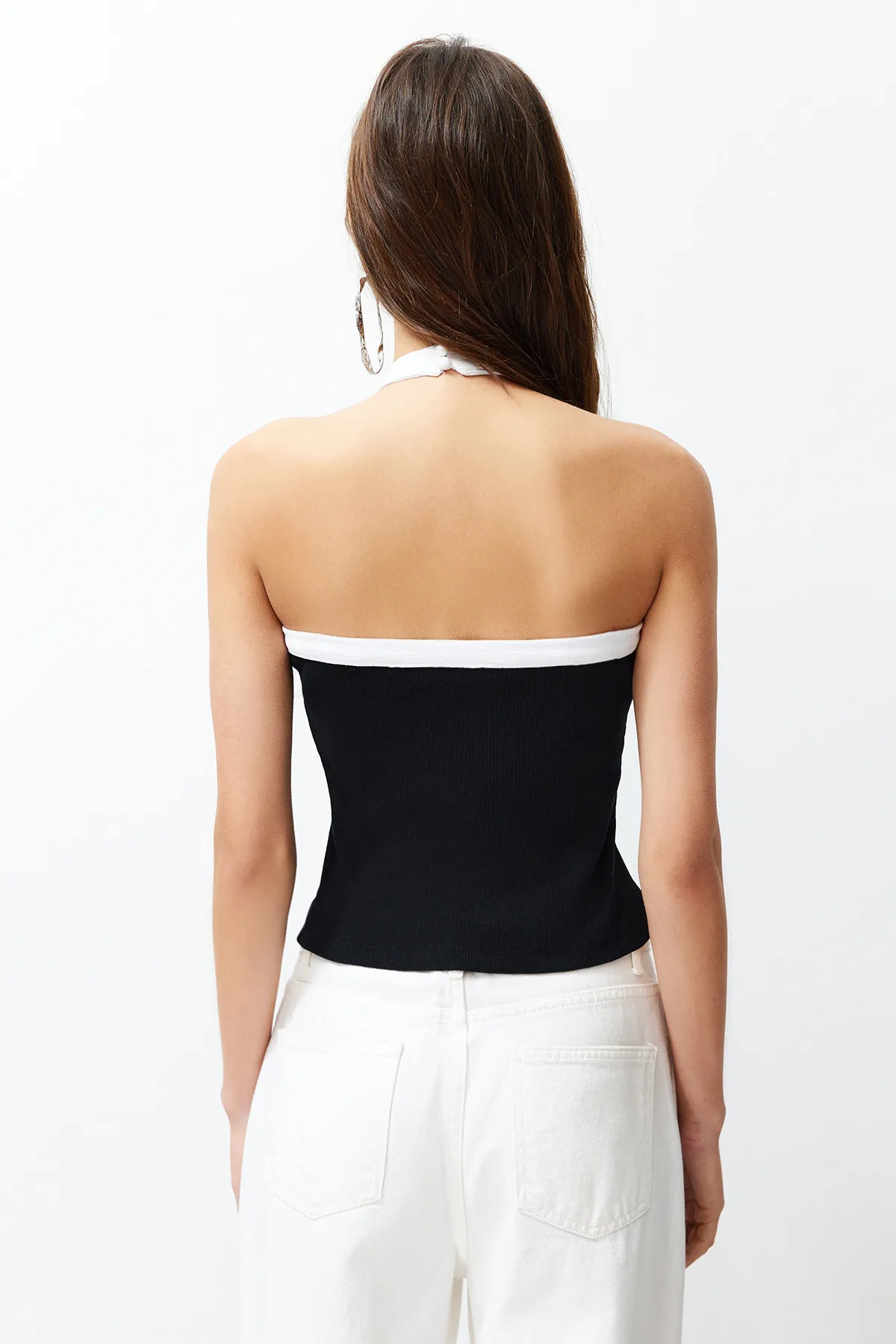 Trendyol Collection  Schwarze Neckholder-Bluse mit dehnbarem Rippenmuster und Blockfarbenmuster TWOSS24BZ00162