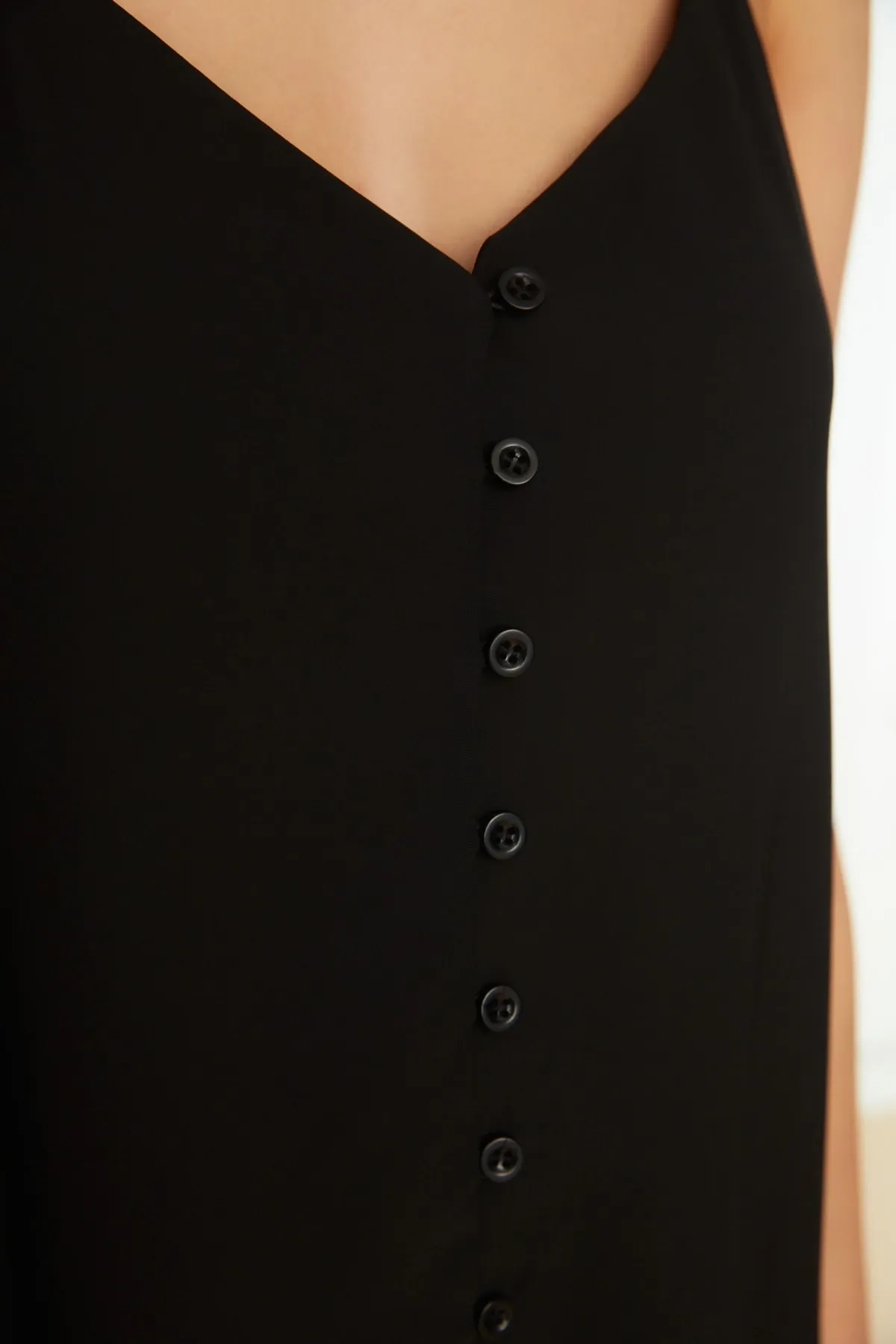 Trendyol Collection  Schwarzes, gewebtes Kleid mit Trägern und Knöpfen TWOSS21EL1990
