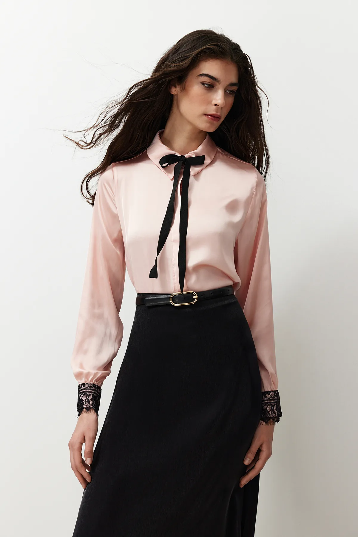 Trendyol Modest  Gewebtes Satinhemd mit Spitzendetails und getrockneten Rosen TCTSS24TG00024