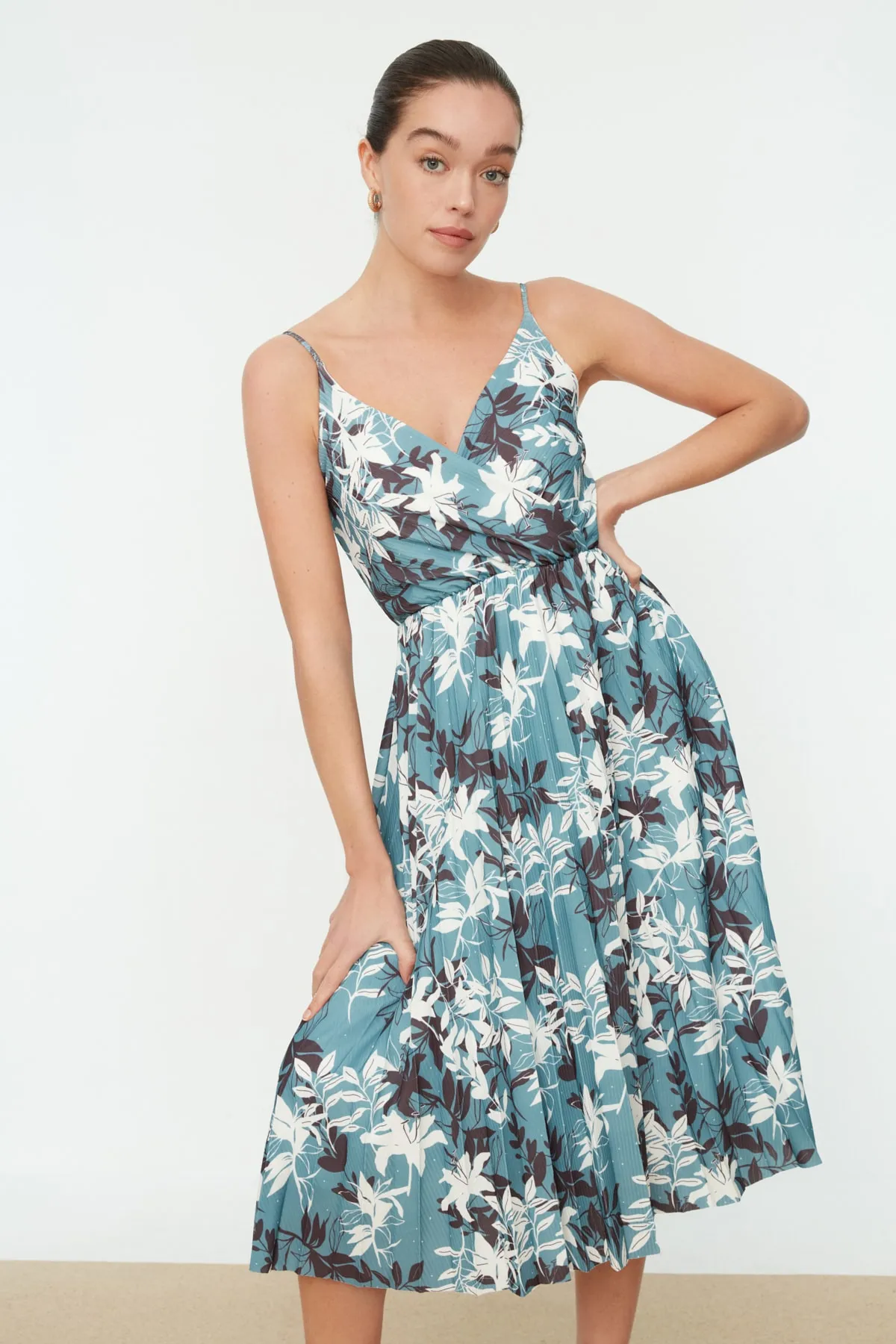 Trendyol Collection  Mintfarbenes Blumenmuster mit offener Taille/Skater-Midi-Zweireiher, flexibles Strickkleid mit plissierten Trägern TWOSS20EL2729