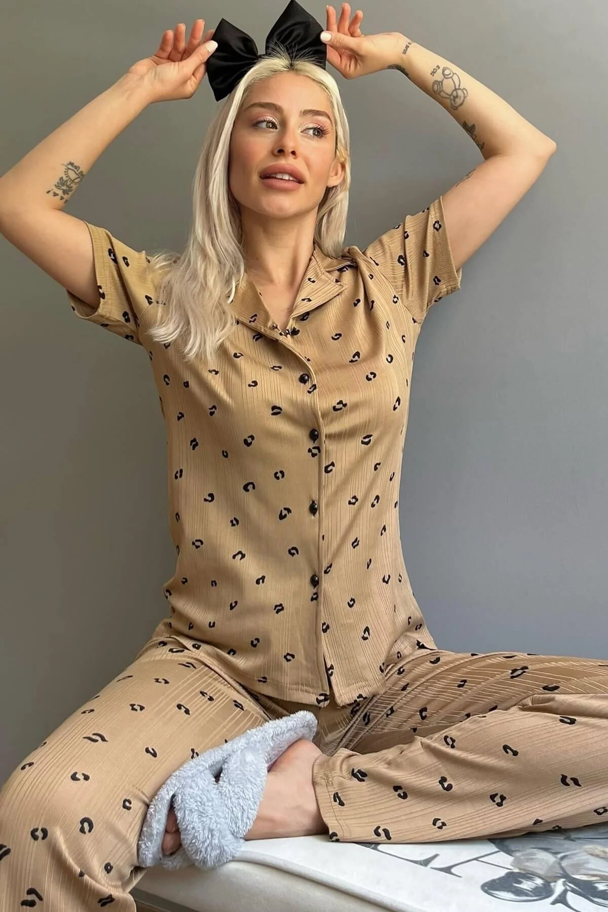 Pijamaevi  Braunes Kisses Damen-Pyjama-Set aus gestrickter Vorderseite mit Knöpfen und kurzen Ärmeln