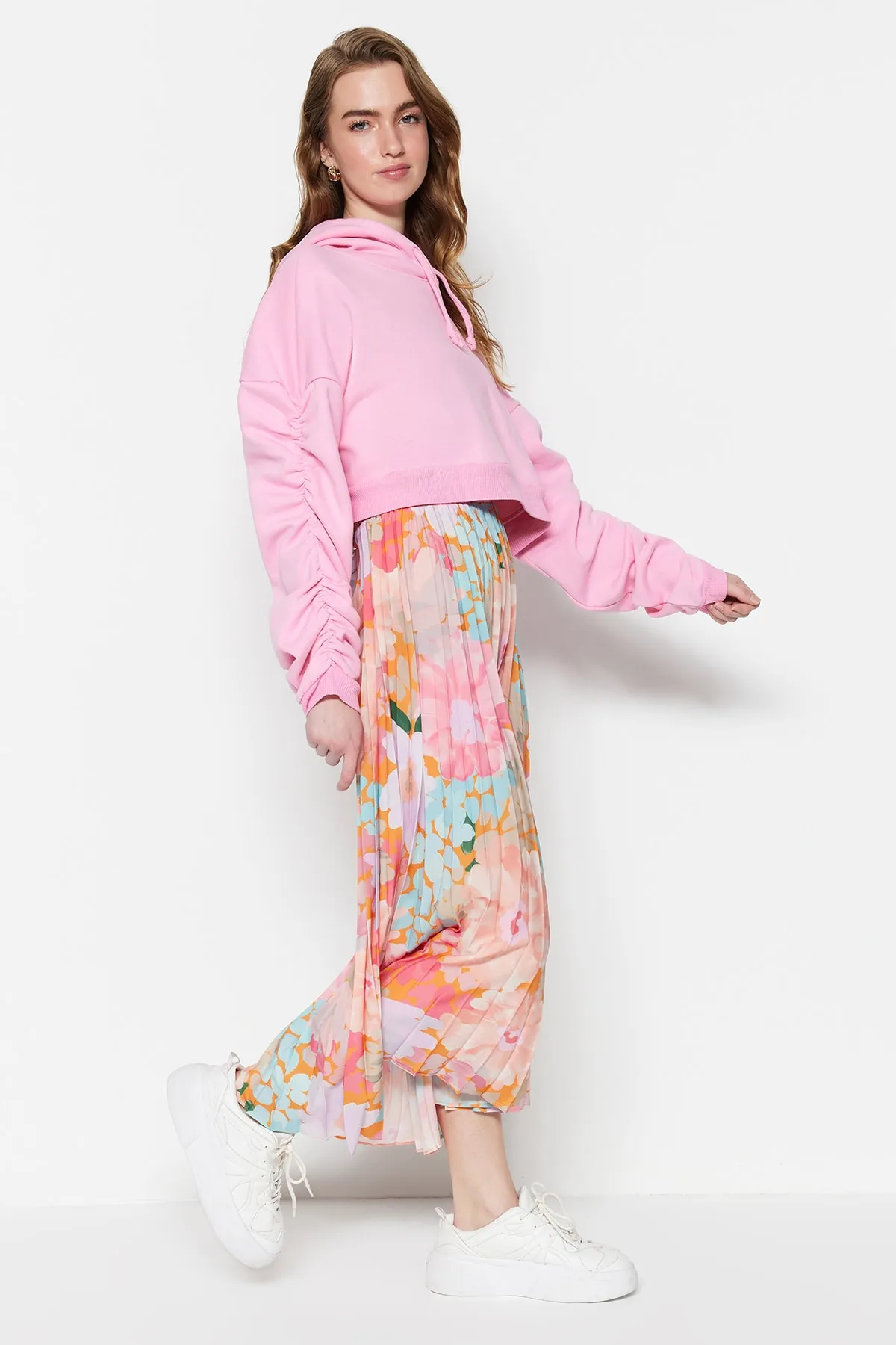 Trendyol Modest  Mehrfarbiger, plissierter Webrock mit Blumenmuster und elastischem Bund TCTSS23EE00018