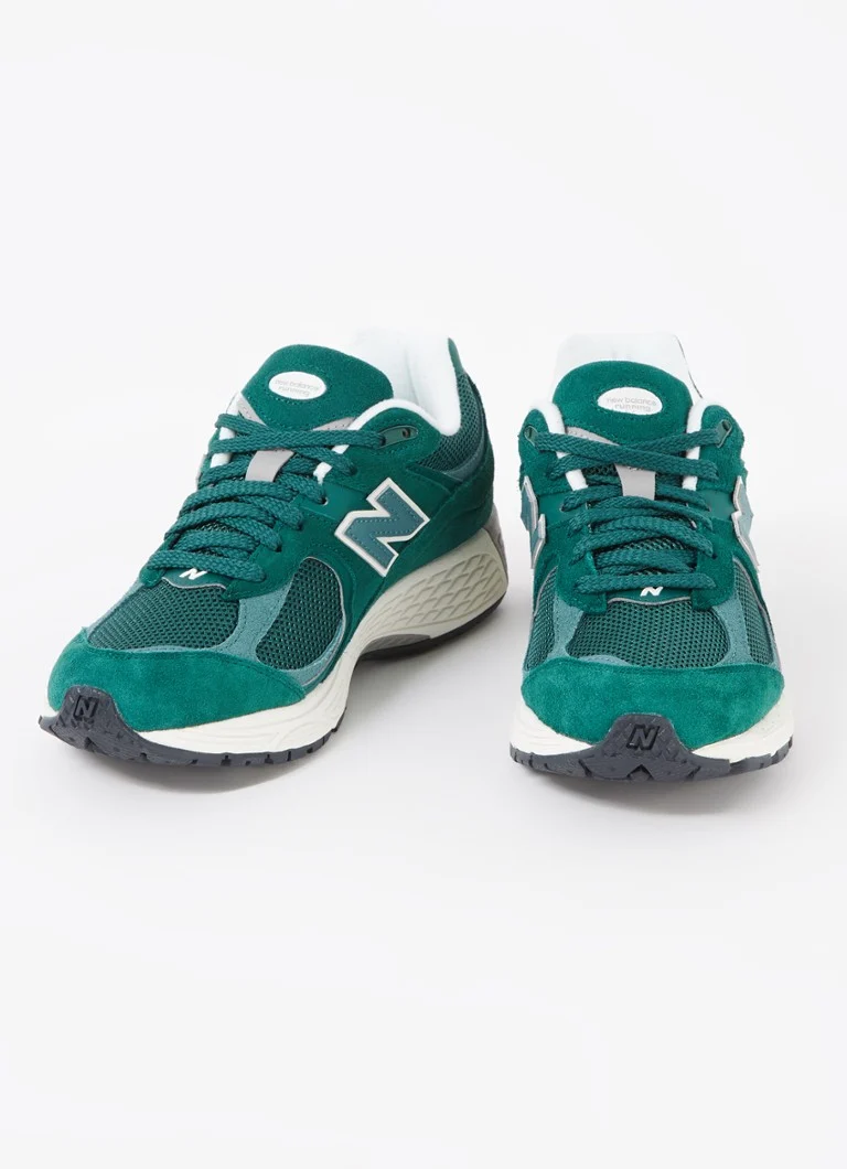 Teniși New Balance 2002R cu detalii din piele întoarsă și plasă.