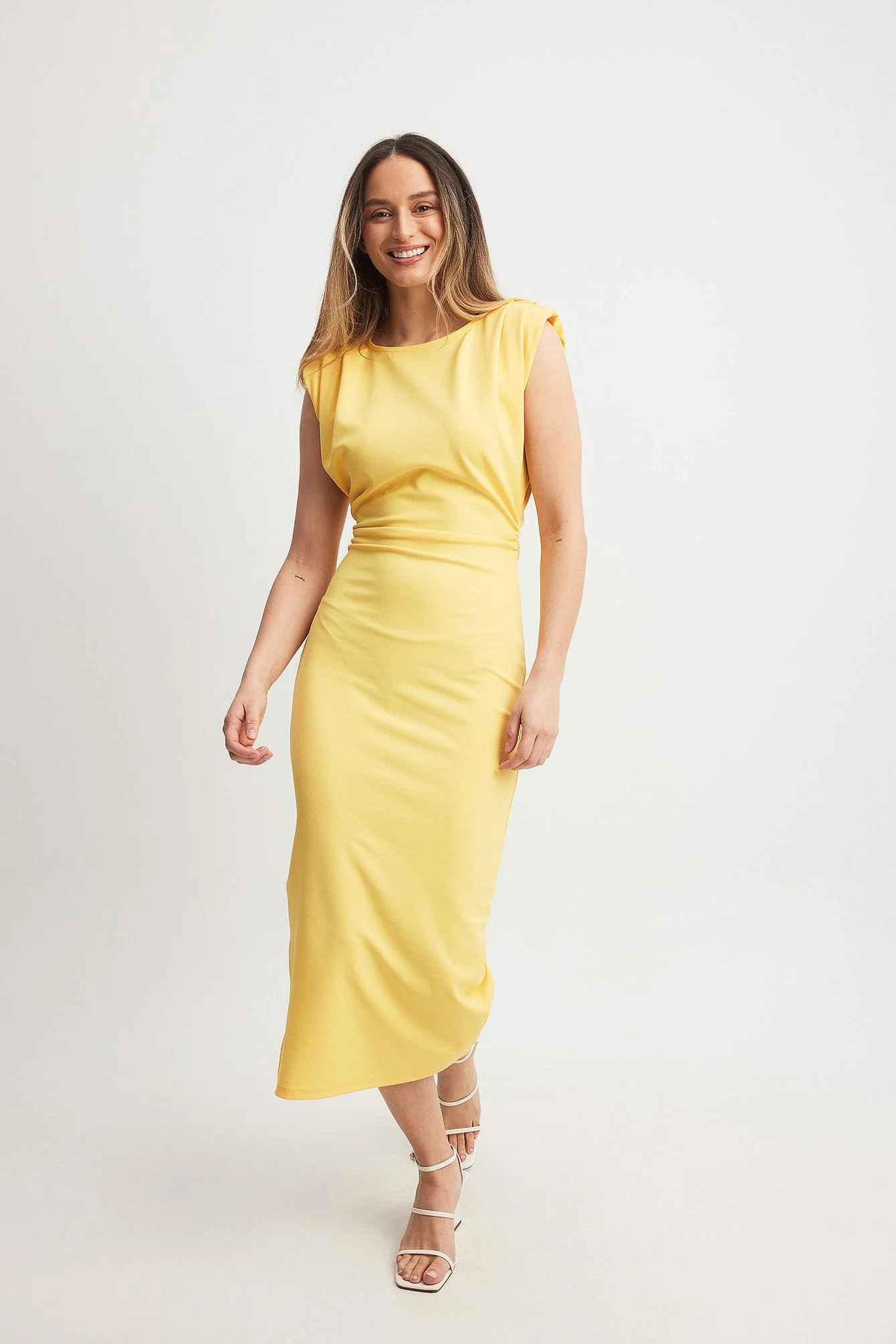 Midikleid mit markanten Schultern