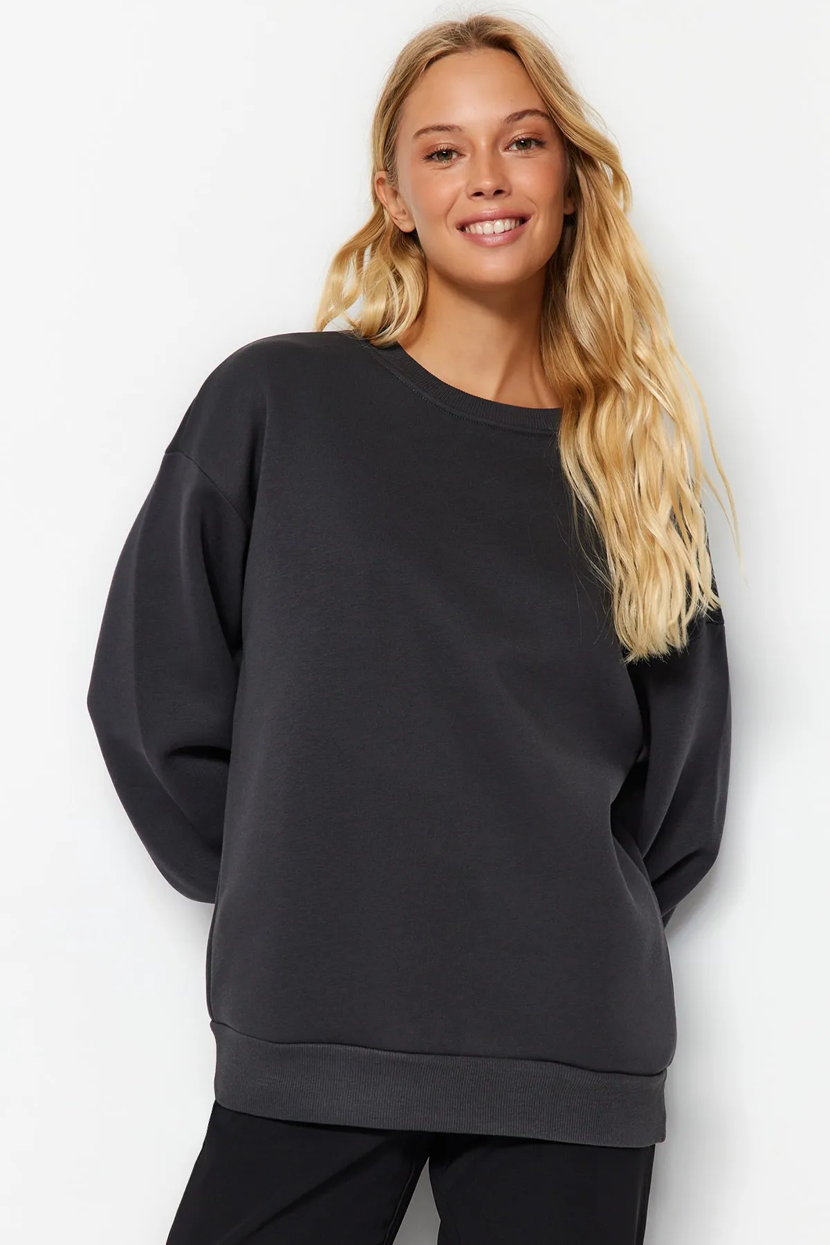 Trendyol Collection  Anthrazit Oversize/Bequemer Schnitt Basic Rundhals Dick/Innen Fleece Strick Sweatshirt TWOAW24SW00102