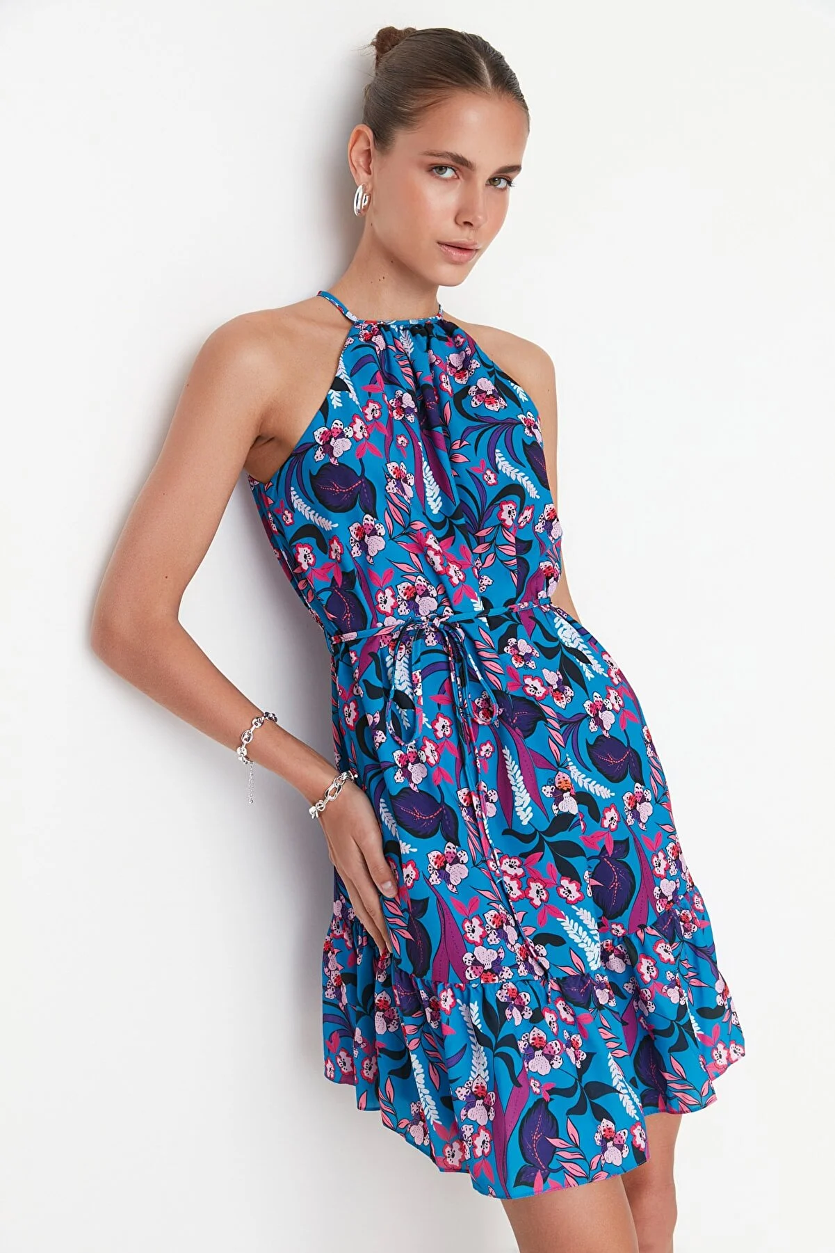 Trendyol Collection  Blaues, geblümtes A-Linien-Minikleid aus Webstoff mit Bindedetail TWOSS22EL00666