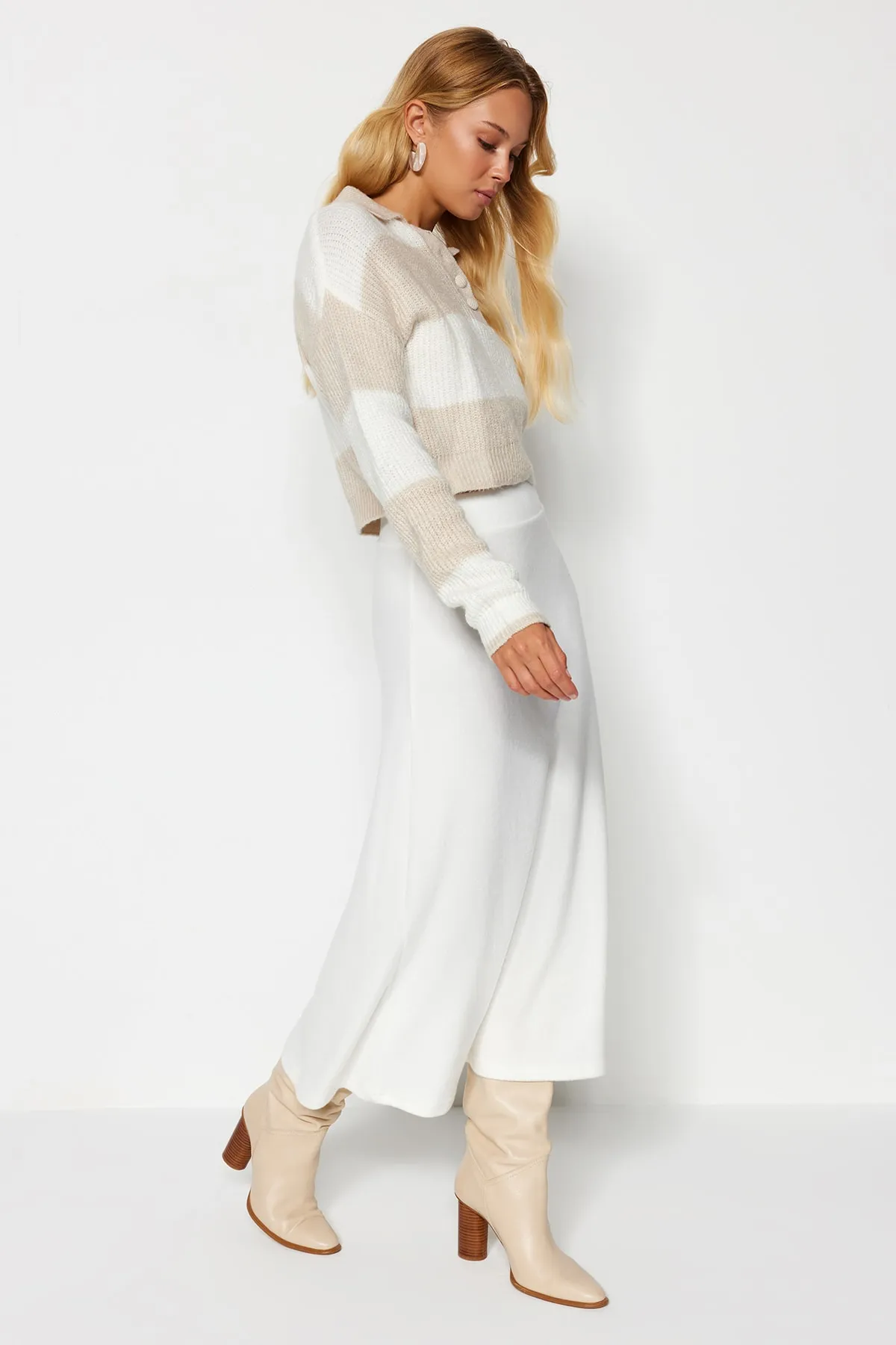 Trendyol Collection  Ecrufarbener, weicher Strickrock mit ausgestellter Form und hoher Taille in Midilänge TWOAW24ET00249