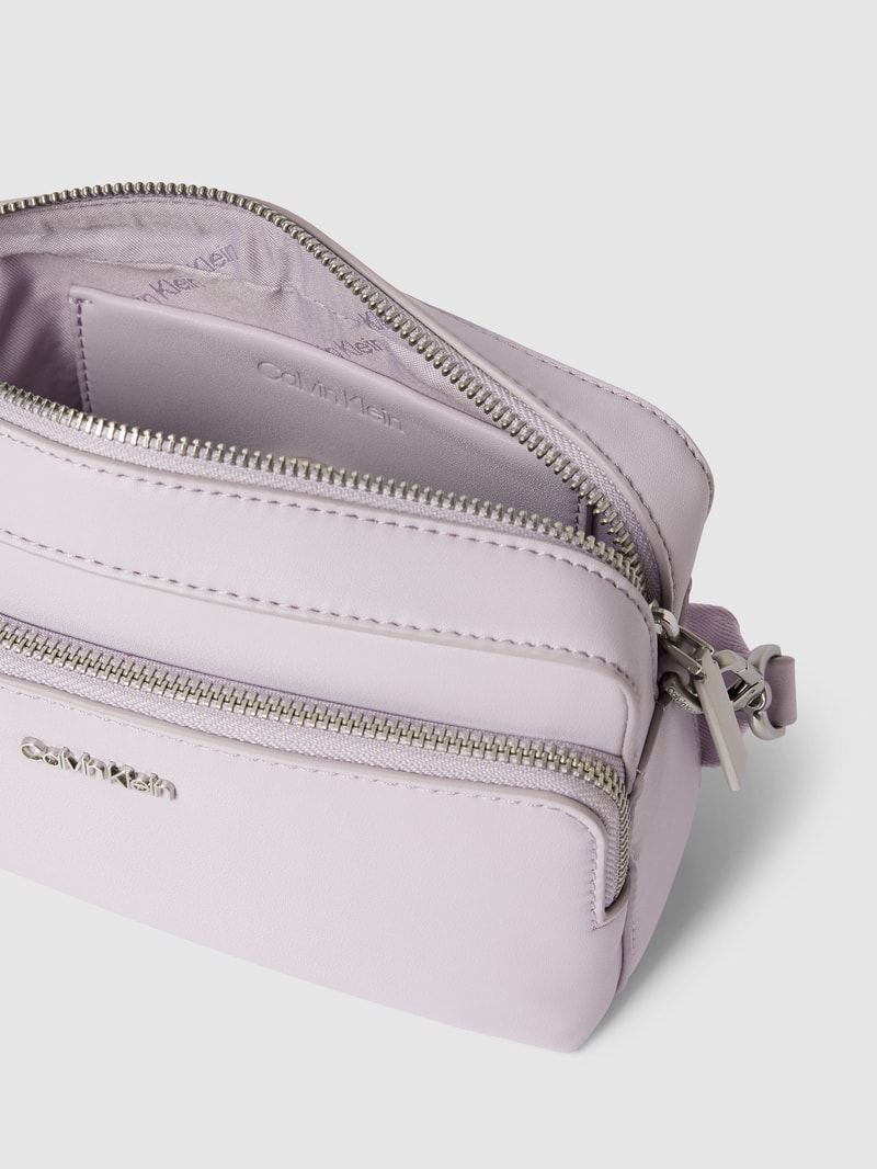 Umhängetasche mit Label-Applikation Modell 'CAMERA BAG' in flieder