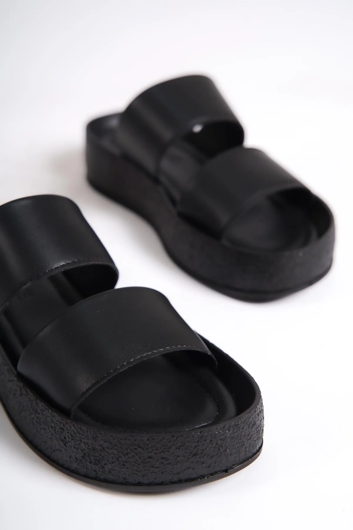 Capone Outfitters  Capone Damen-Hausschuhe mit doppeltem Band, bunt, detailliertem Keilabsatz, Schwarz
