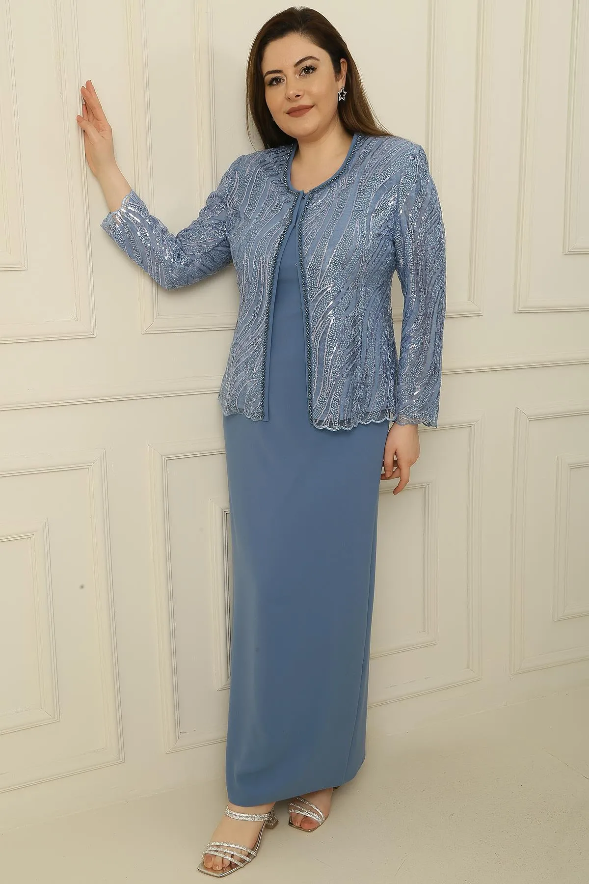 By Saygı  Langes Kleid mit Halbmondärmeln, mit Perlen und Pailletten bestickt, Jacke aus Tüll, gefüttert, 2-teiliges Set in Übergröße