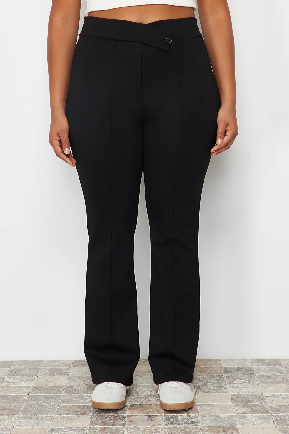 Trendyol Curve  Schwarze Strickhose mit asymmetrischer Taille und Detail TBBSS24AR00002