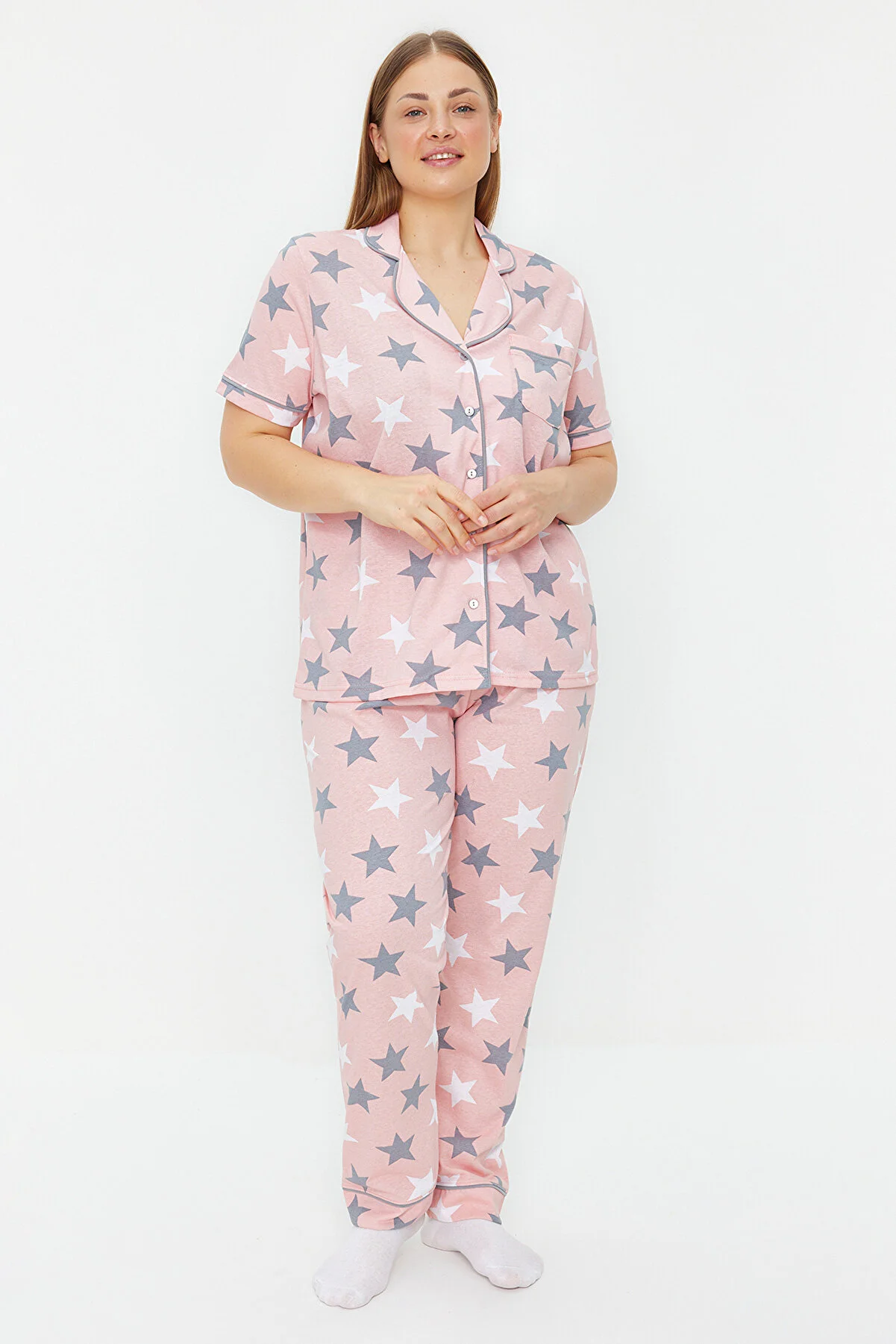 Trendyol Curve  Strickpyjama-Set mit Hemdkragen und Powder Star-Muster TBBAW24AI00040