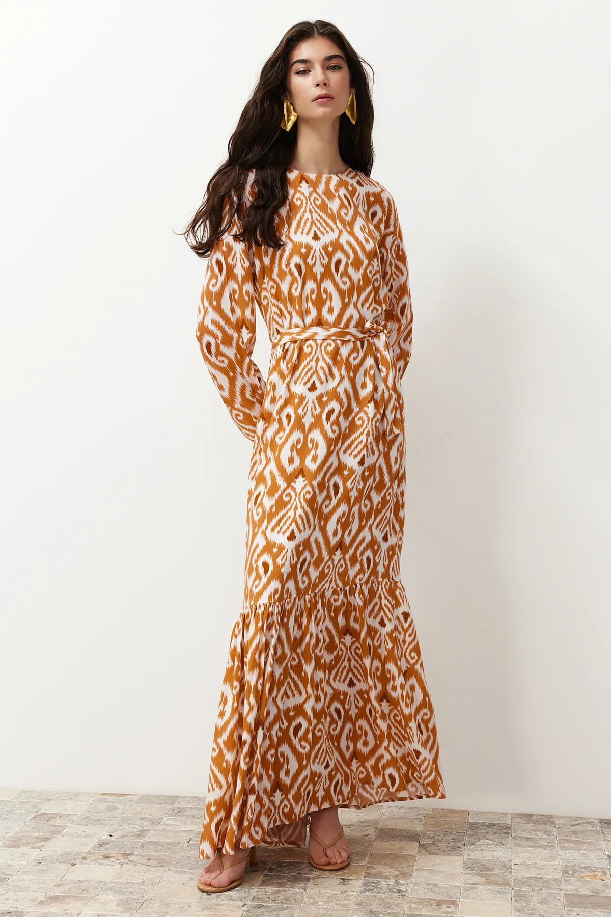 Trendyol Modest  Senfgelbes Kleid aus Viskosegewebe mit Schalmuster und Gürtel TCTSS24EB00240