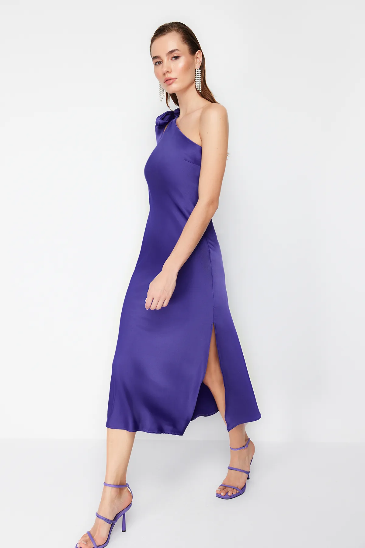Trendyol Collection  Elegantes Abendkleid aus Satin mit violetten Ärmeln und detaillierten Details TPRSS24EL00092