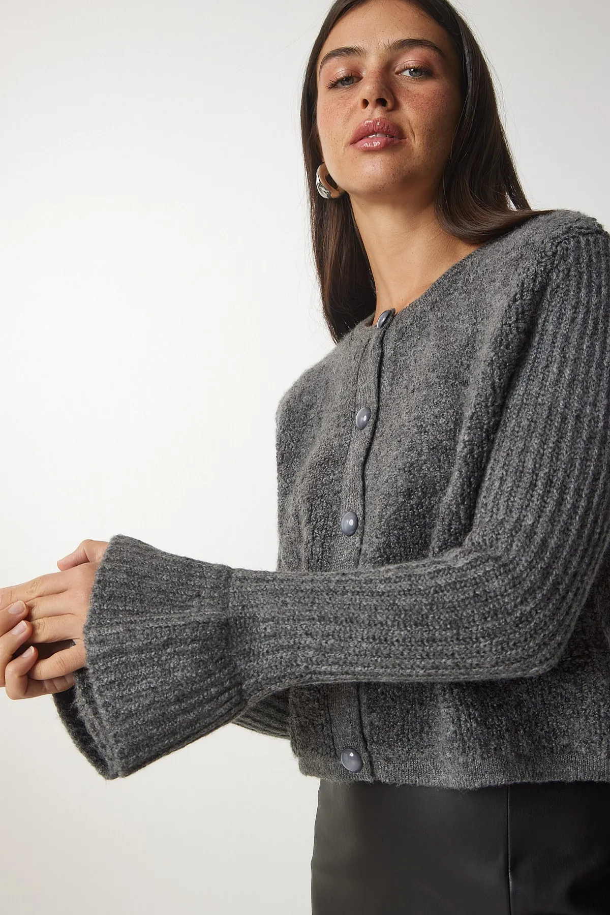 Happiness İstanbul  Graue Bouclé-Strickjacke mit Knöpfen für Damen YY00152