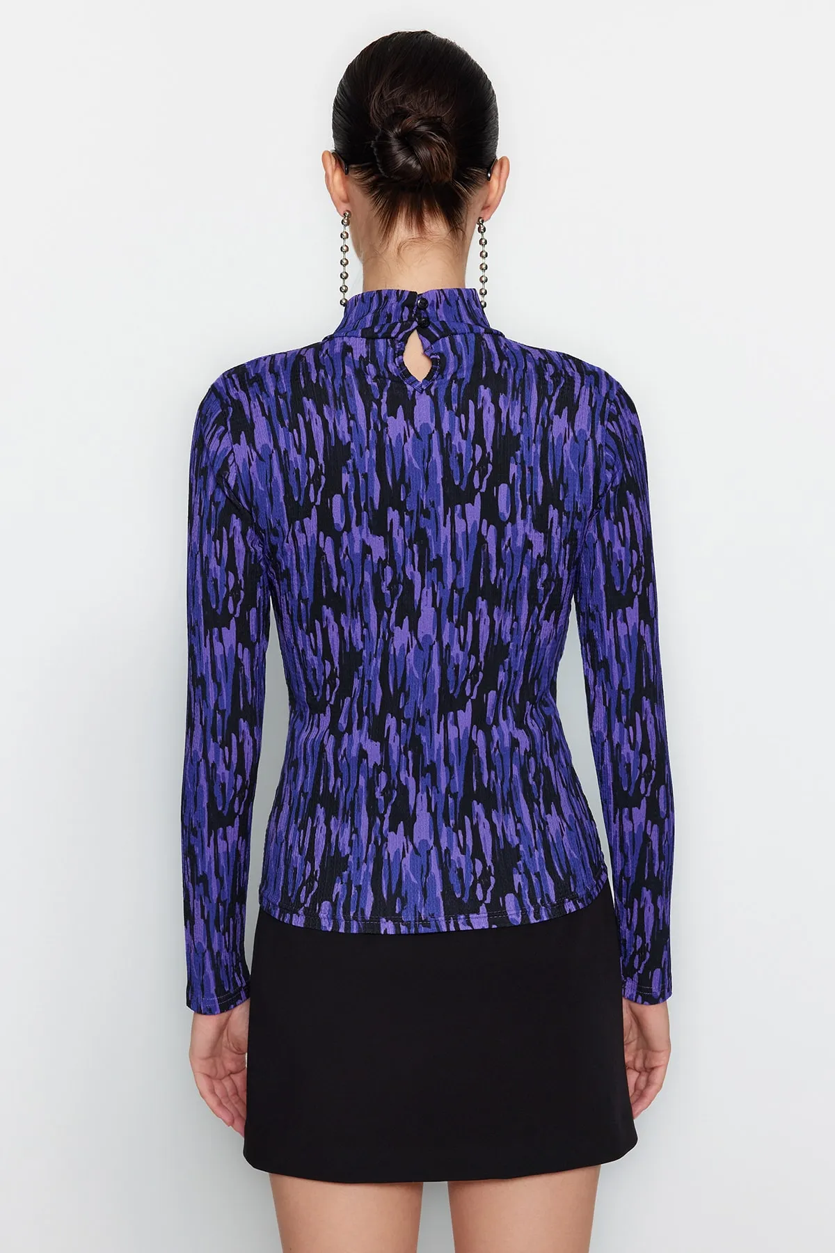 Trendyol Collection  Lila bedruckter, taillierter, hochgeschlossener Langarmpullover/strukturierte Strickbluse TWOAW22BZ0256