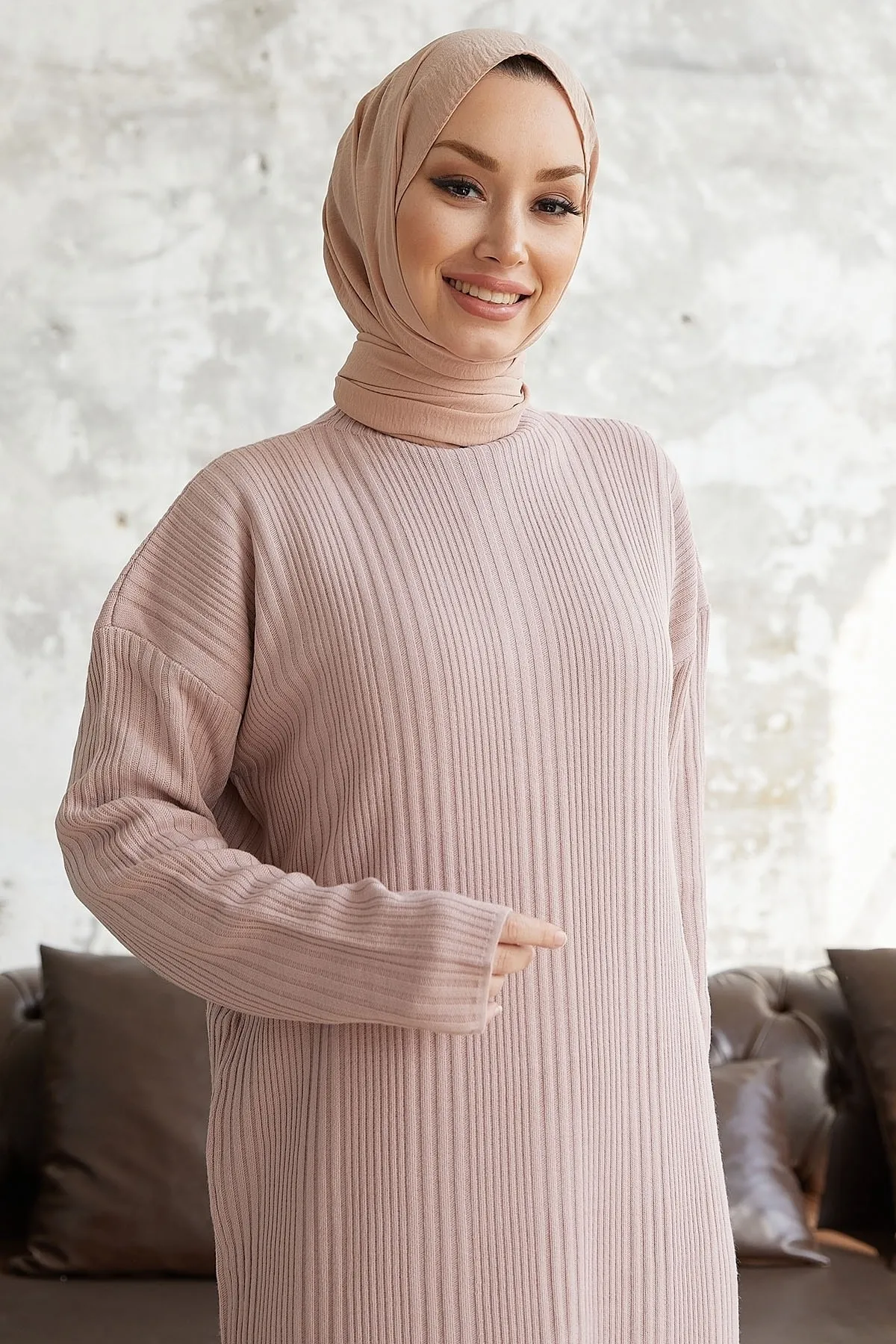 InStyle  Langes Strickkleid mit Rollkragen von Arissa – Puder