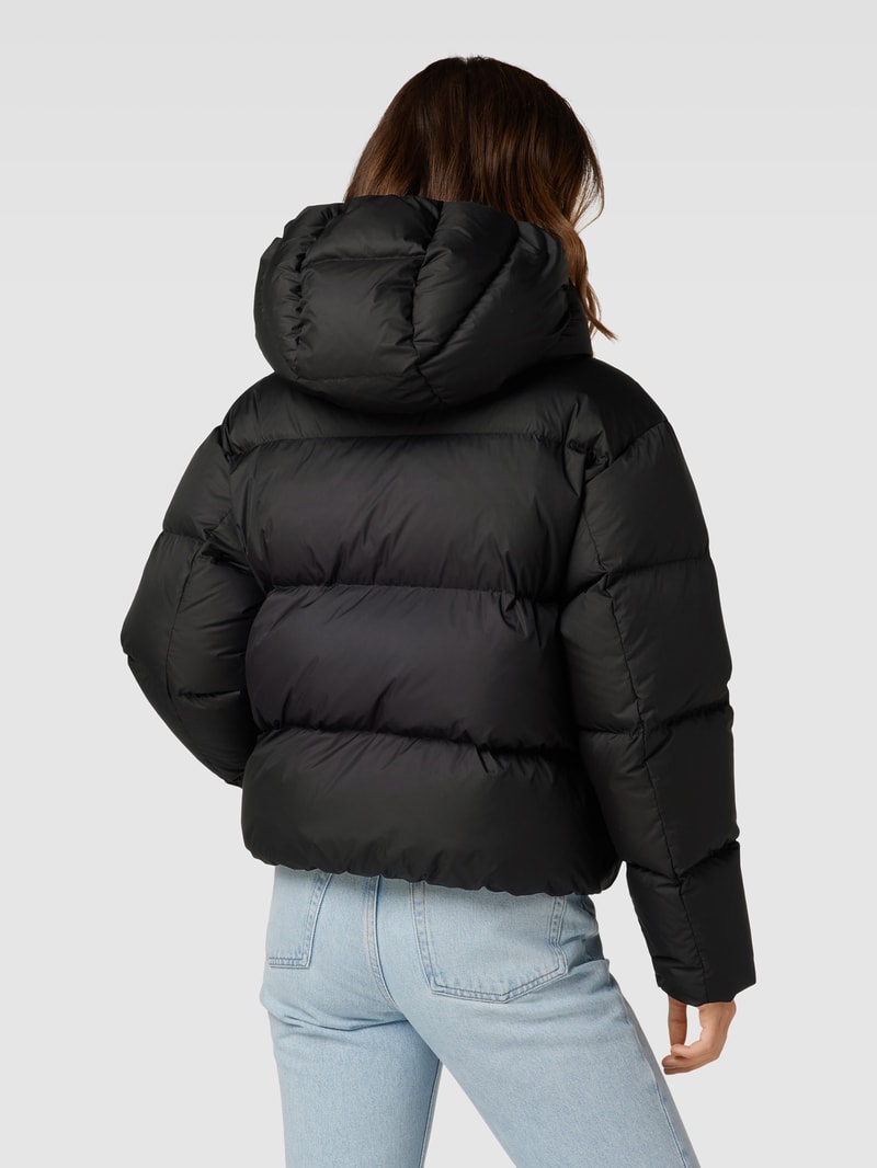 Daunenjacke mit Daunen-Feder-Füllung und Kapuze in schwarz