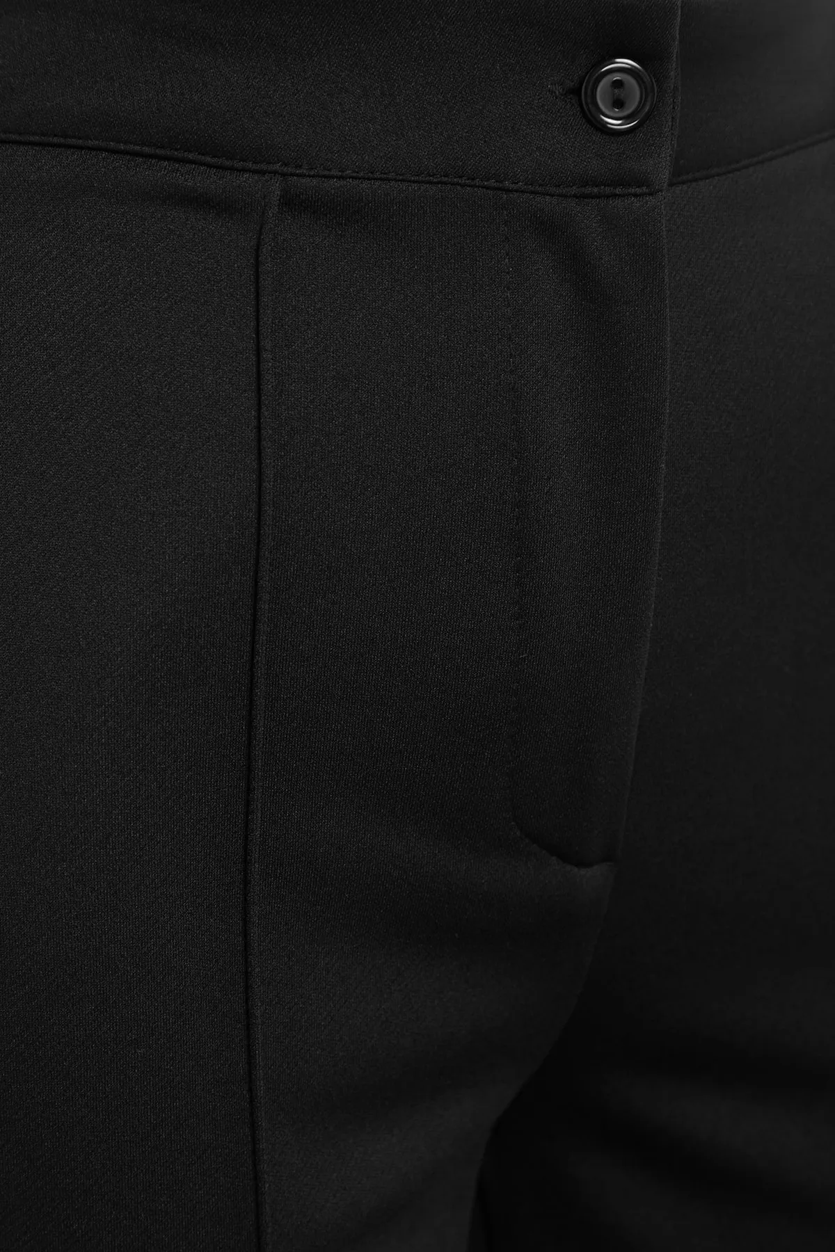 Trendyol Modest  Schwarze Strickhose mit Rippennähten TCTSS23EI00009