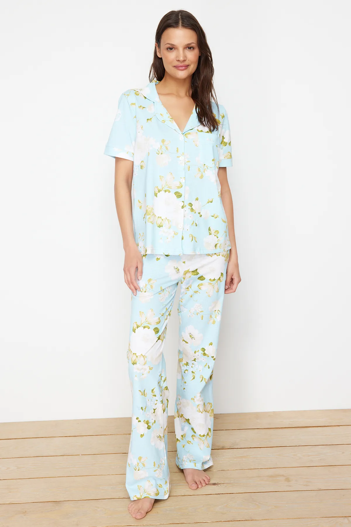 Trendyol Collection  Blaues, gestricktes Pyjama-Set aus Hemd und Hose aus 100 % Baumwolle mit Blumenmuster THMSS20PT0062