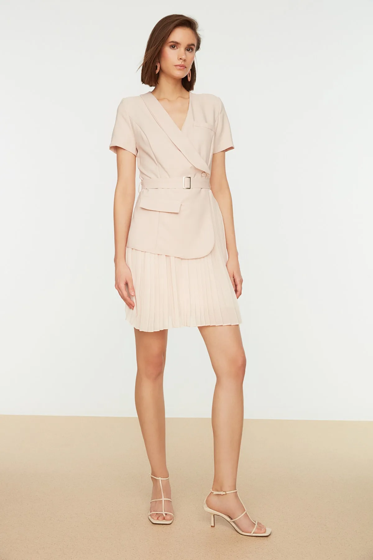 Trendyol Collection  Cremefarbenes, plissiertes Webkleid mit Gürtel TWOSS20EL0909