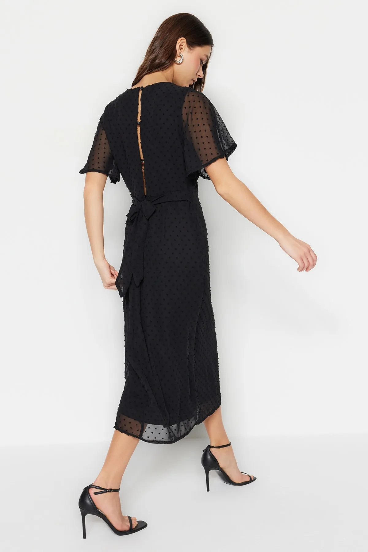 Trendyol Collection  Schwarzes A-Linien-/Glockenförmiges Rückenkleid mit detaillierten Engelsärmeln und gefüttertem Midi-Webkleid TWOSS23EL01461