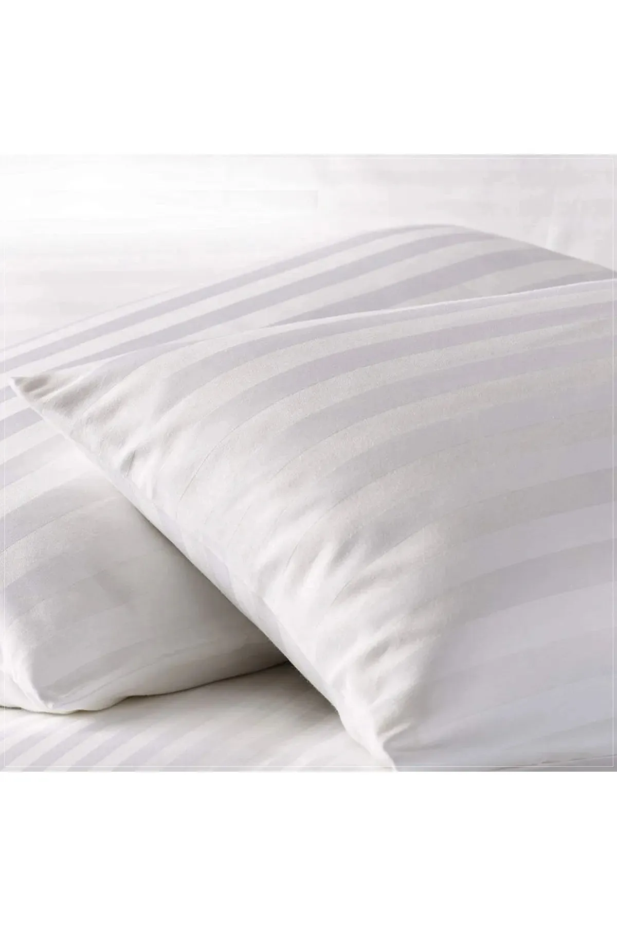 Soft Colours  Gestreiftes Doppel-Bettbezug-Set aus Baumwollsatin mit Spannbettlaken. Hotel-Bettbezug