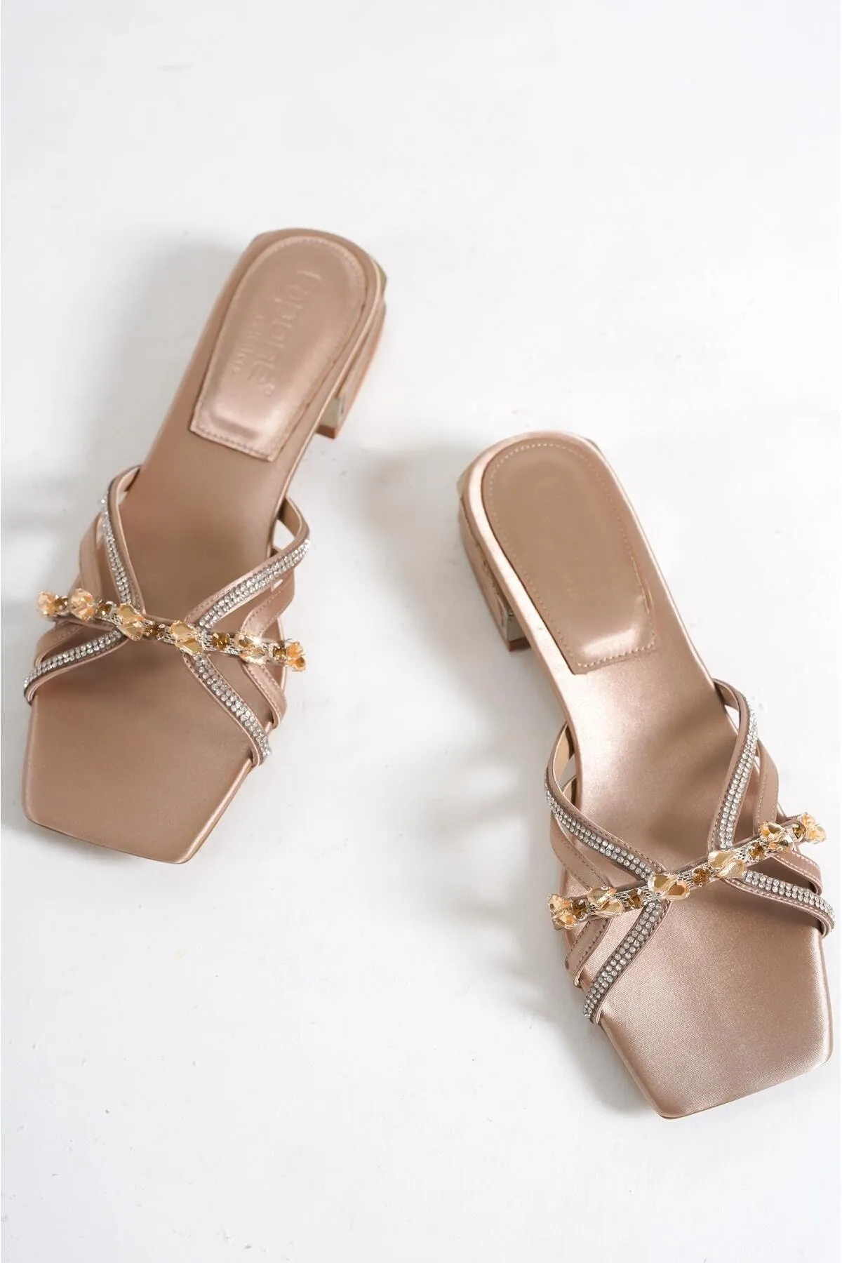 Capone Outfitters  Capone Blunt Toe Stone Gestreifte Damenhausschuhe aus Satin mit kurzem Absatz in Beige