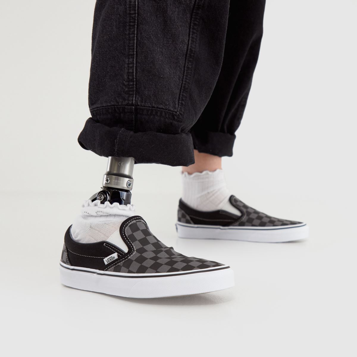 Vans klassiska schackrutiga träningsskor i svart och grått