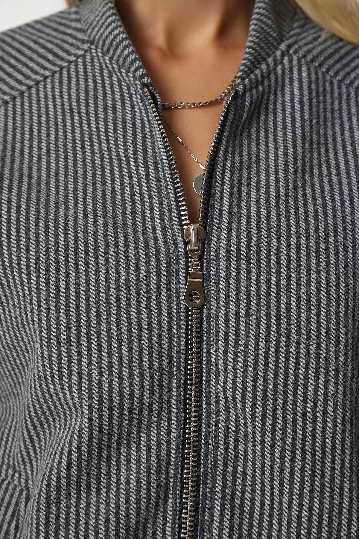 Happiness İstanbul  Hellgraue Bomberjacke mit Reißverschluss für Damen FN03088